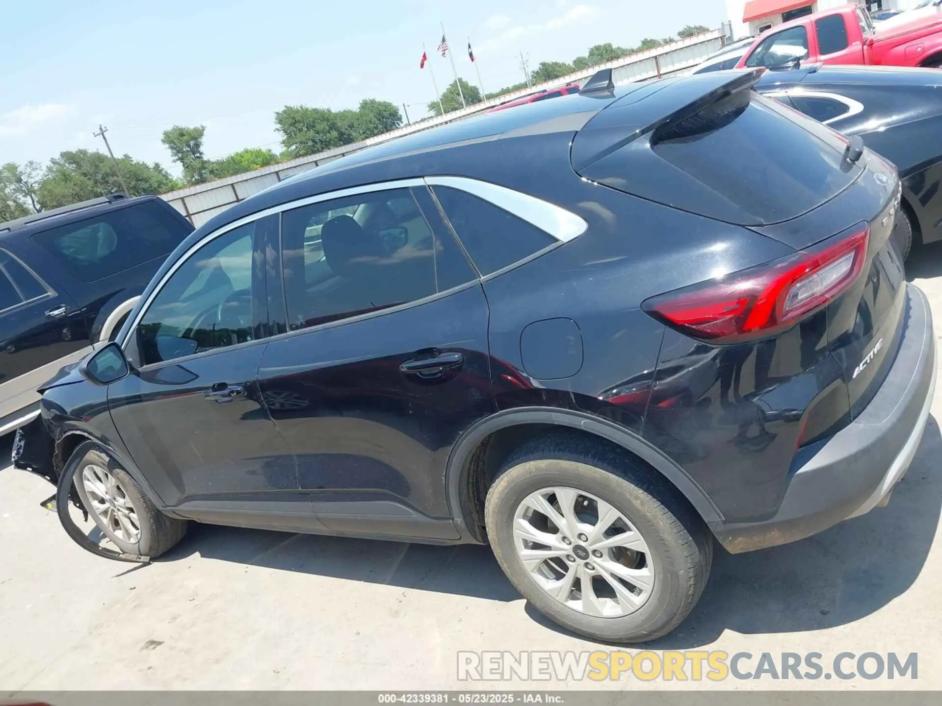 14 Photograph of a damaged car 1FMCU0GN0PUB19216 FORD ESCAPE 2023