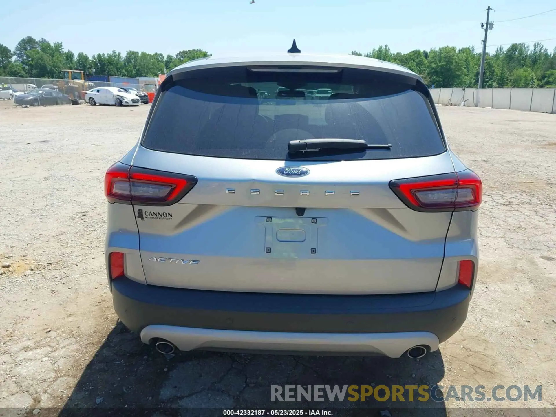 16 Photograph of a damaged car 1FMCU0GN4PUB38013 FORD ESCAPE 2023