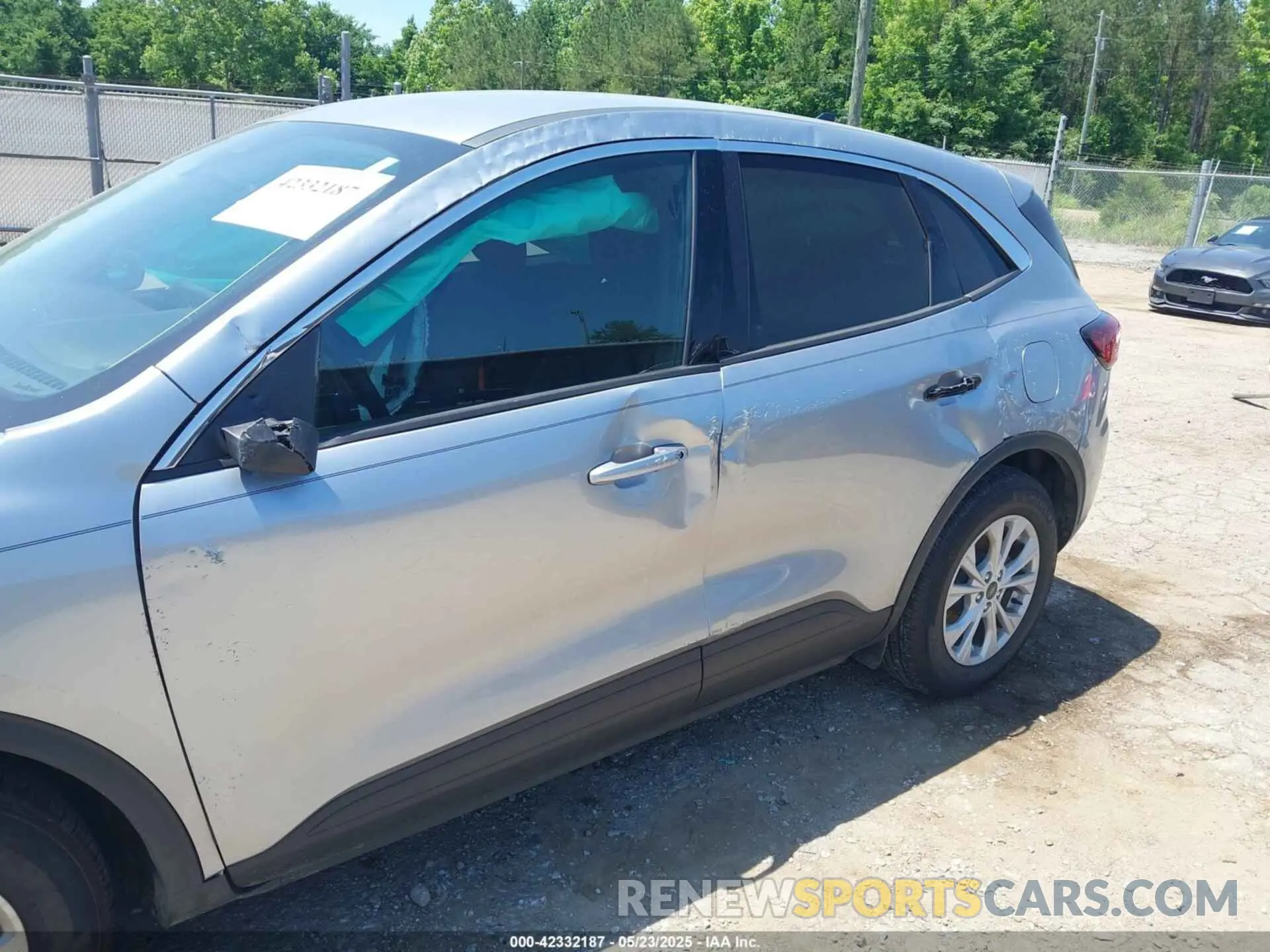 17 Photograph of a damaged car 1FMCU0GN4PUB38013 FORD ESCAPE 2023