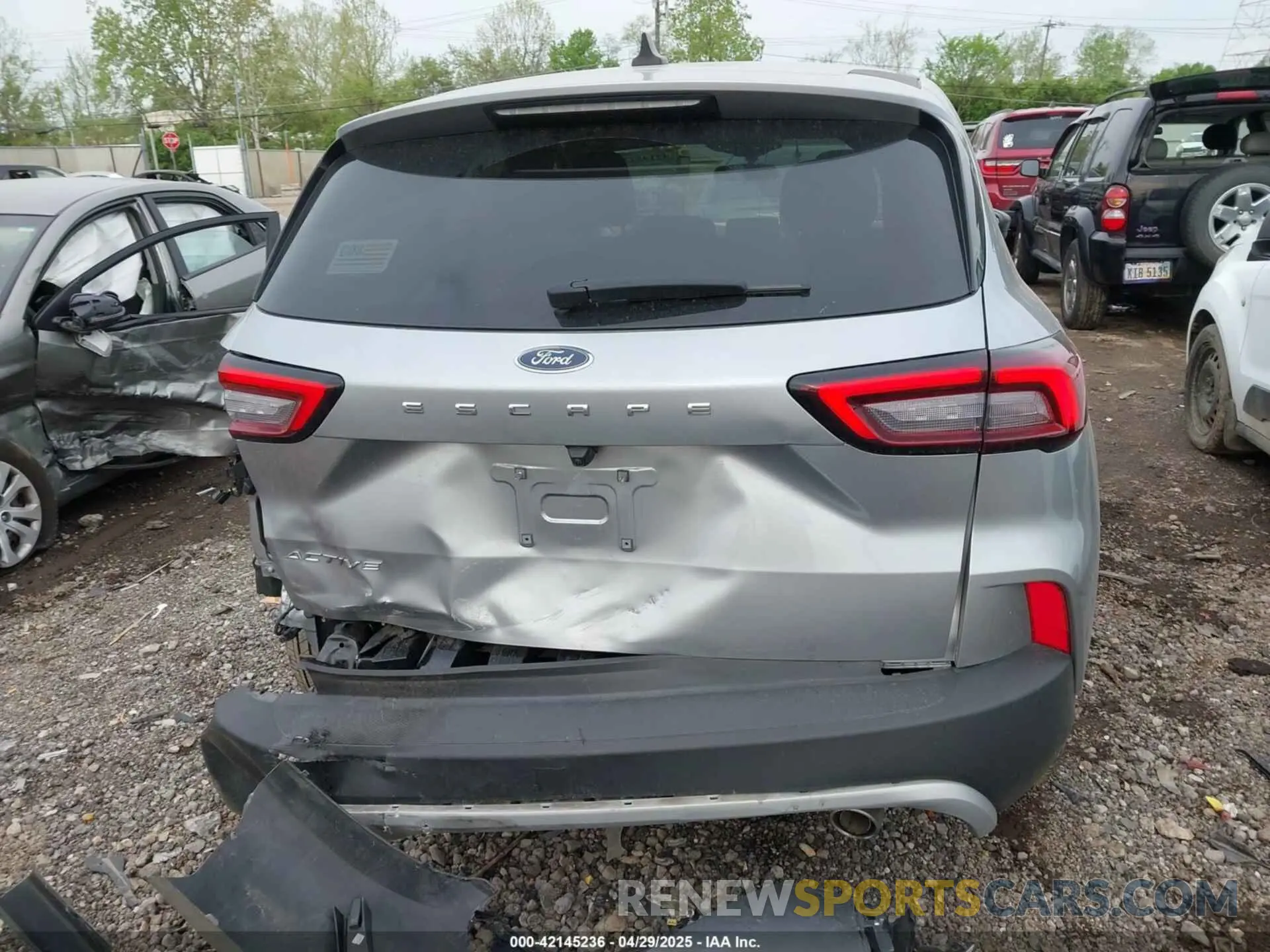 17 Photograph of a damaged car 1FMCU0GN7PUB09508 FORD ESCAPE 2023