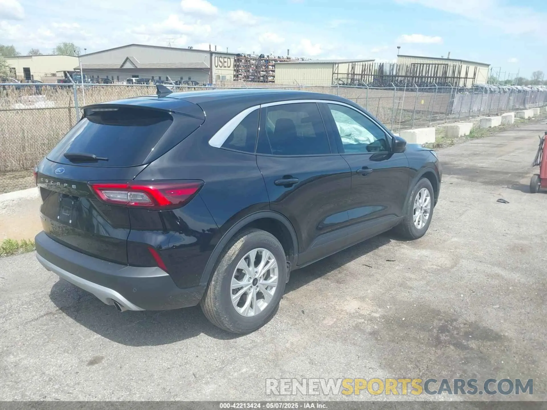 4 Photograph of a damaged car 1FMCU0GN8PUA08221 FORD ESCAPE 2023