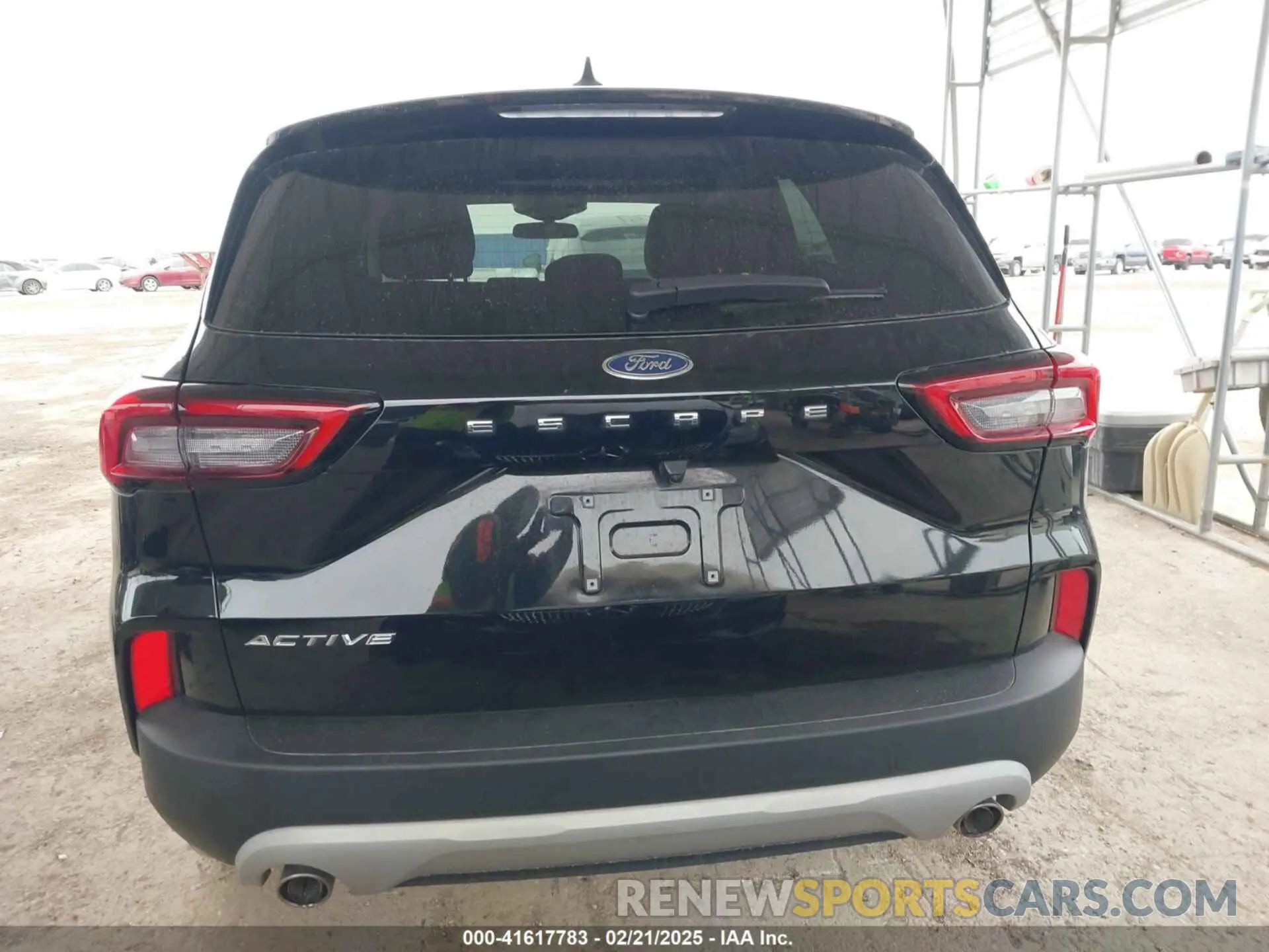 17 Photograph of a damaged car 1FMCU0GNXPUA08527 FORD ESCAPE 2023