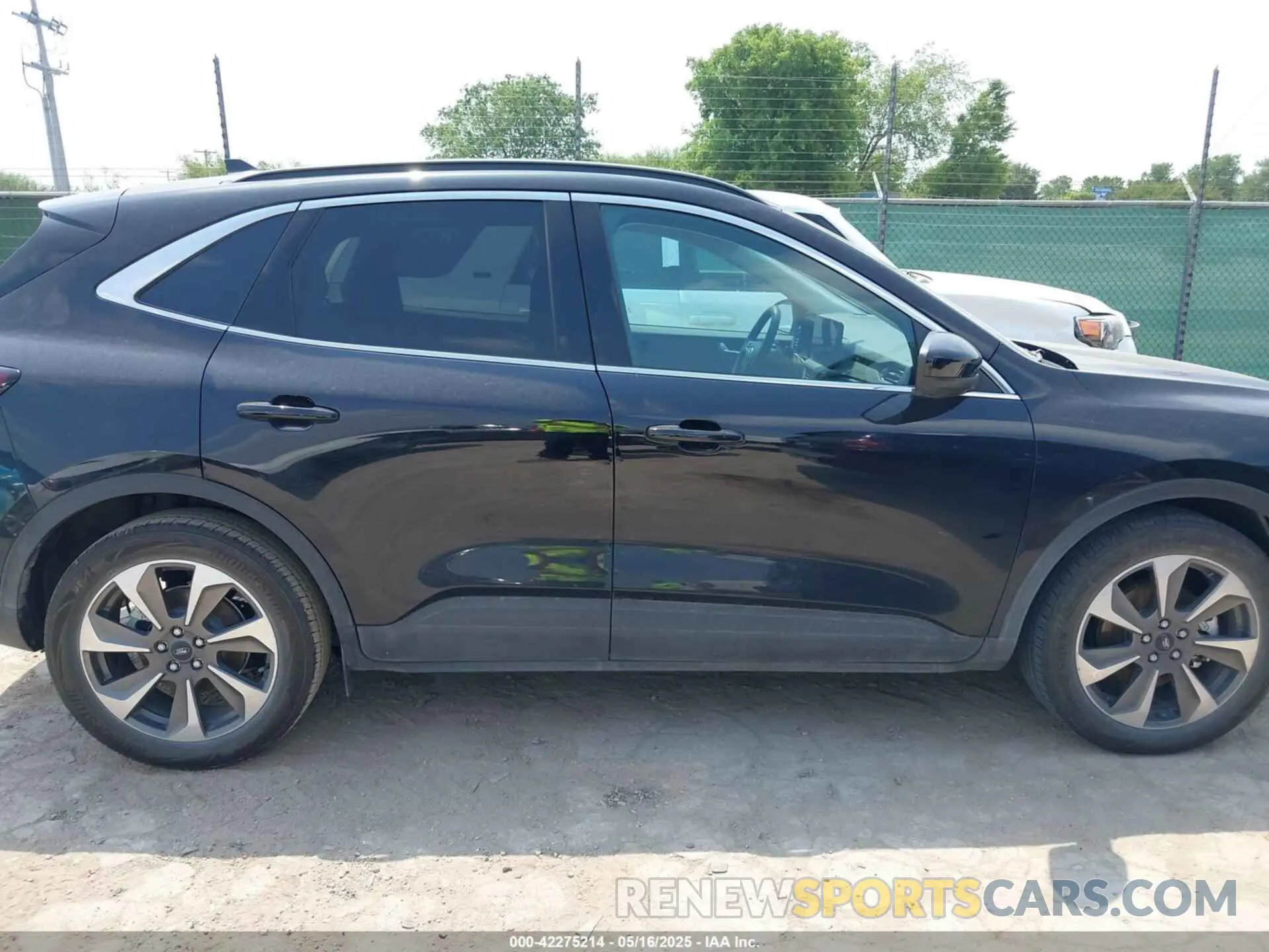 13 Photograph of a damaged car 1FMCU0JZXPUA30782 FORD ESCAPE 2023