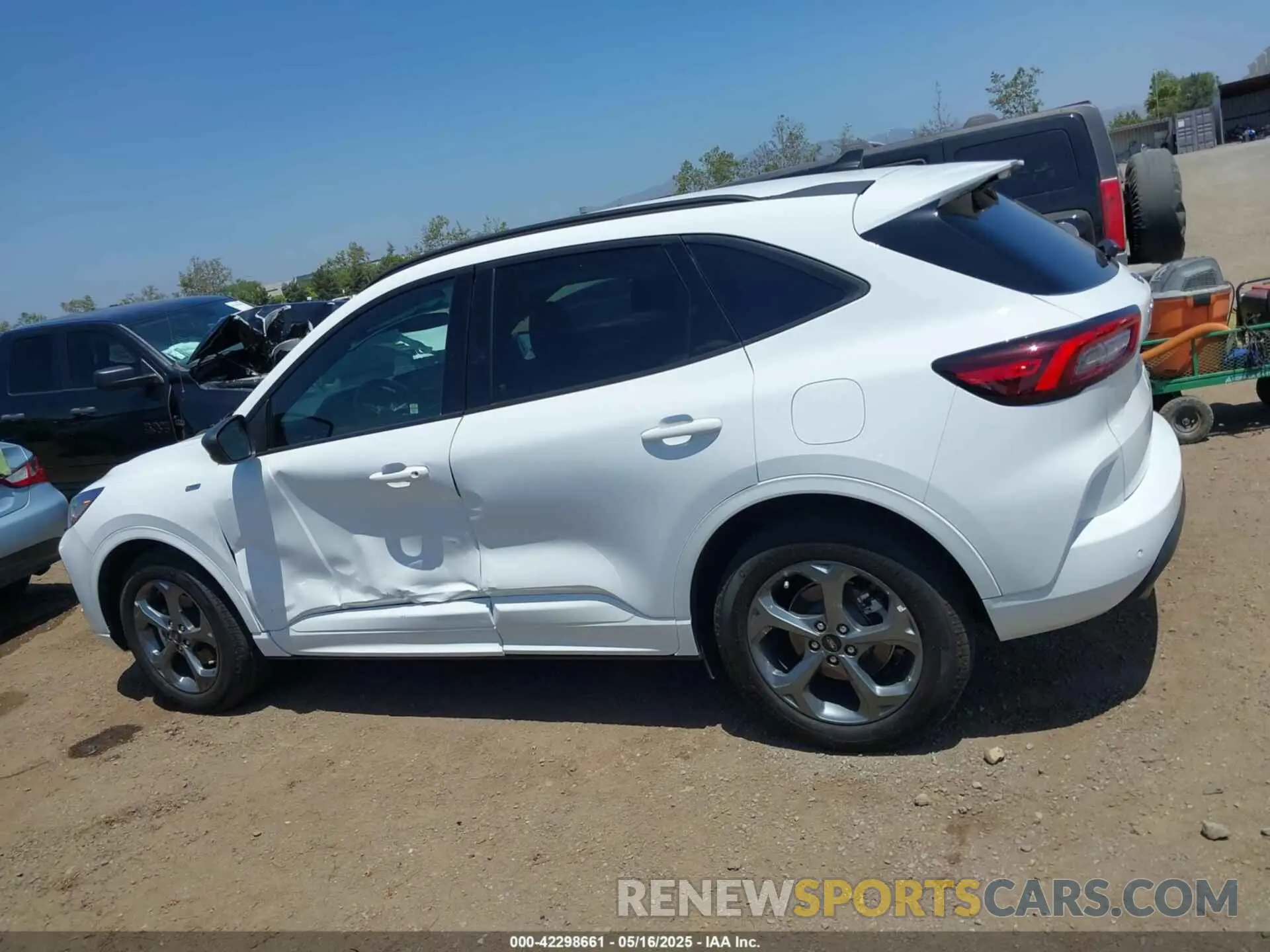 14 Photograph of a damaged car 1FMCU0MN0PUB35534 FORD ESCAPE 2023