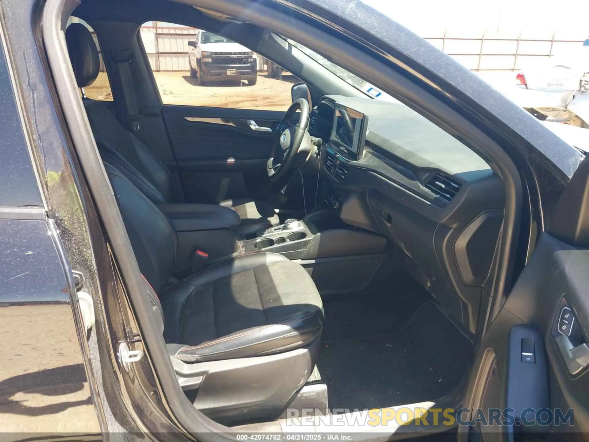 5 Photograph of a damaged car 1FMCU0MN1PUB38541 FORD ESCAPE 2023