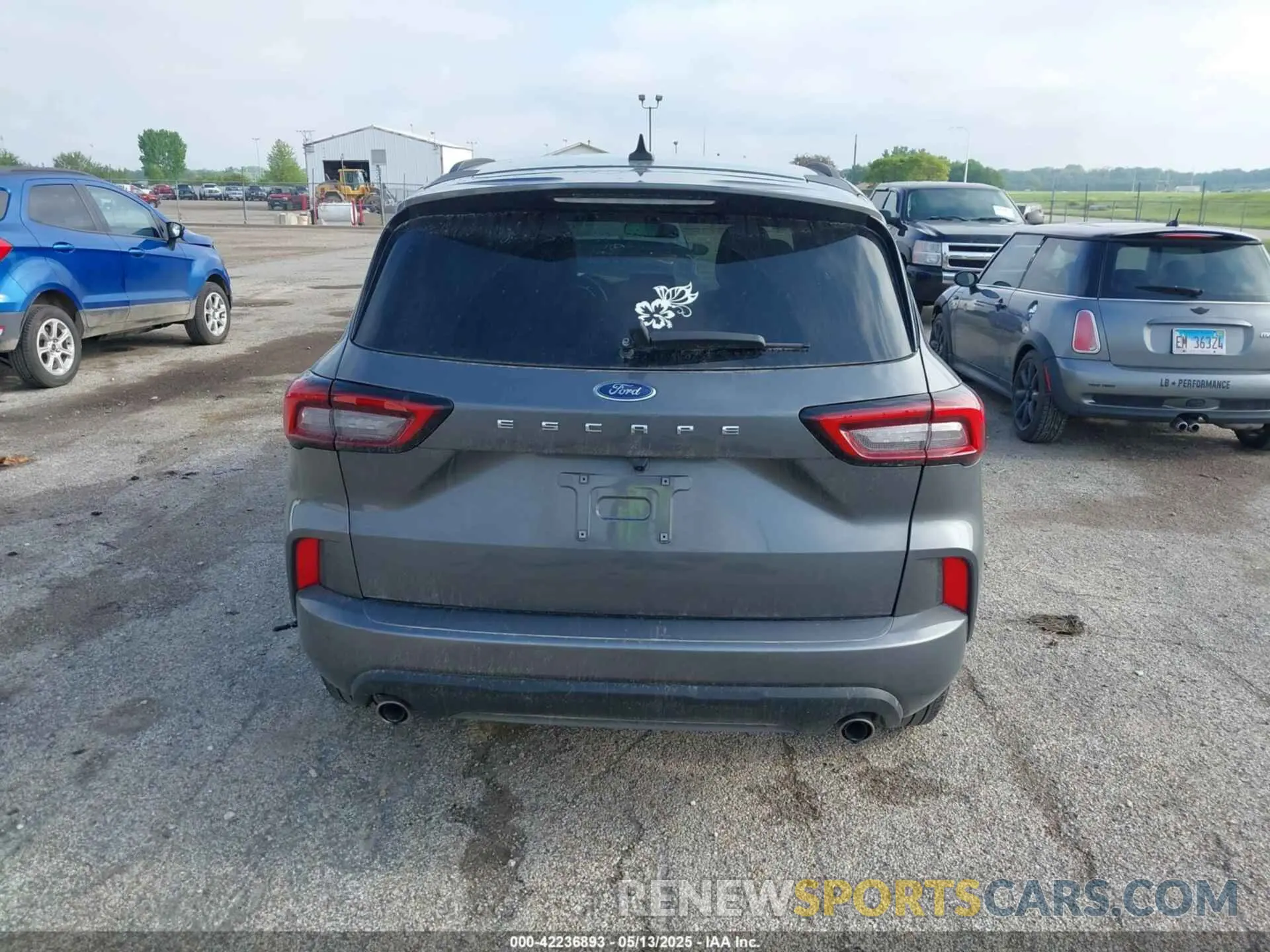 17 Photograph of a damaged car 1FMCU0MN3PUA27442 FORD ESCAPE 2023