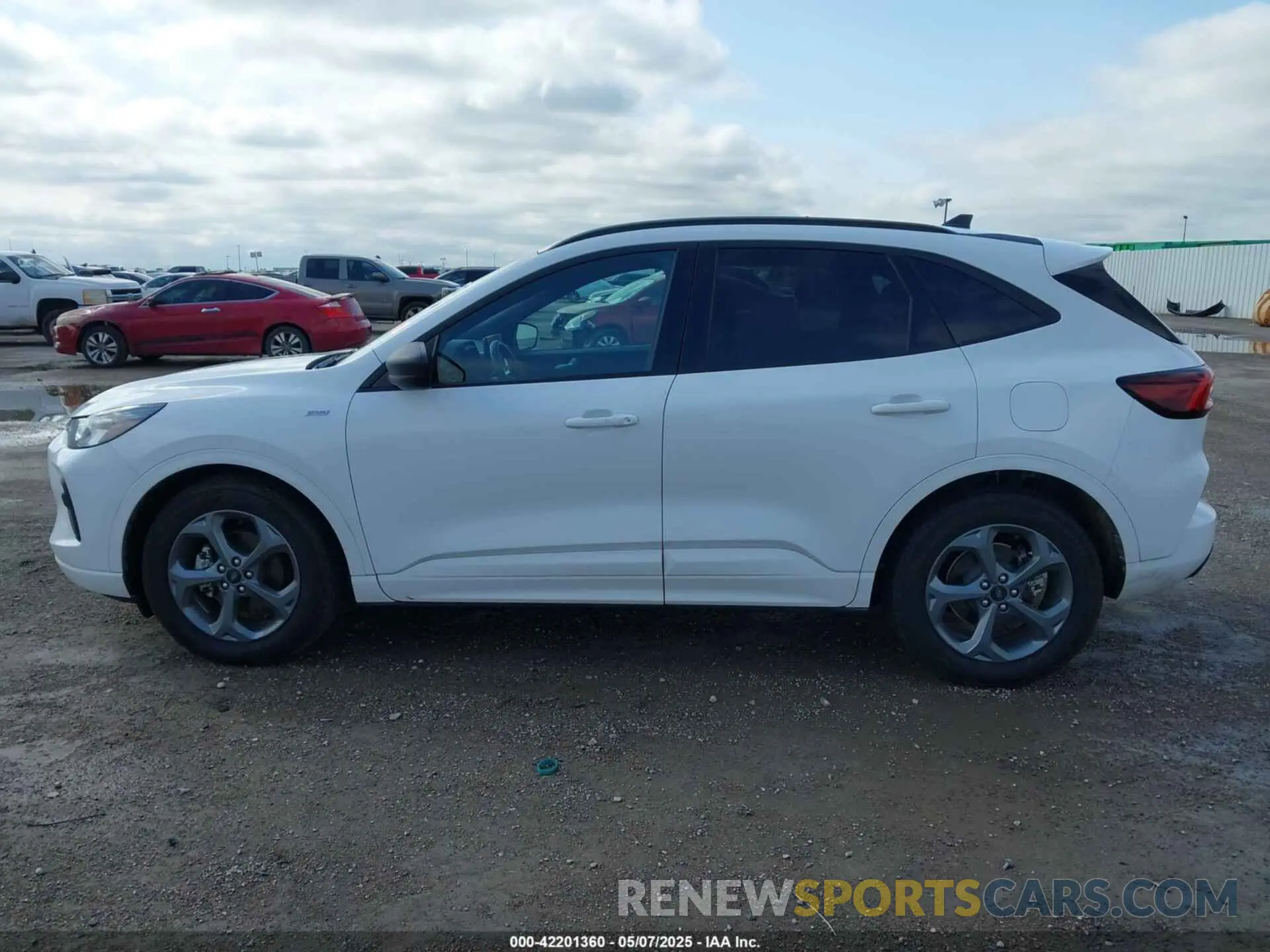 14 Photograph of a damaged car 1FMCU0MN4PUA70574 FORD ESCAPE 2023