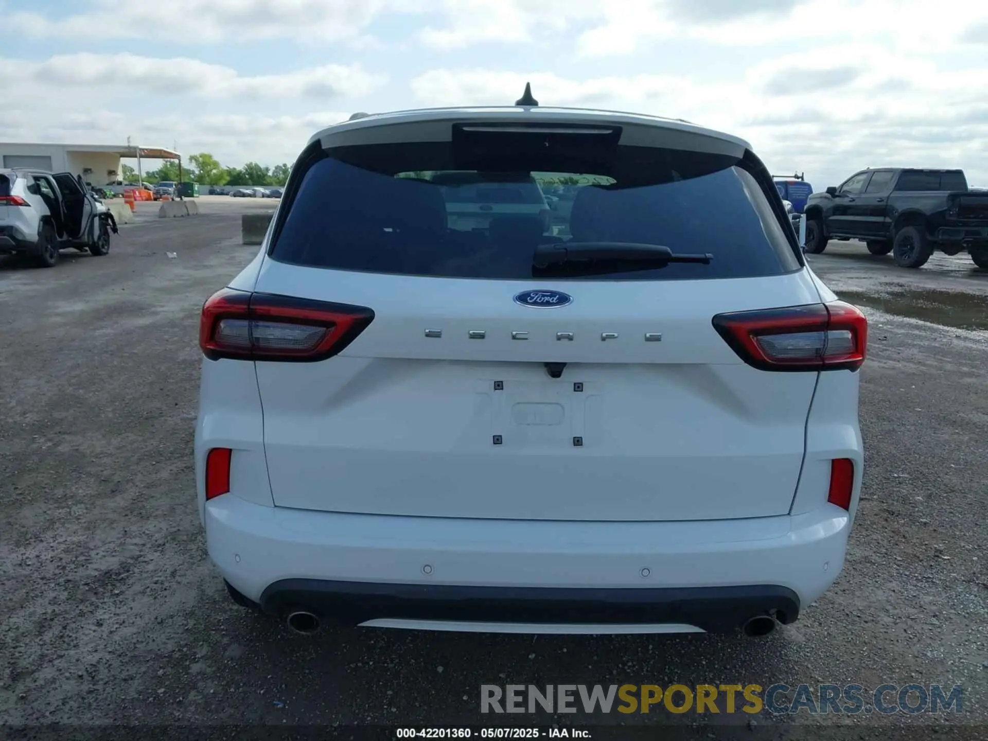 16 Photograph of a damaged car 1FMCU0MN4PUA70574 FORD ESCAPE 2023