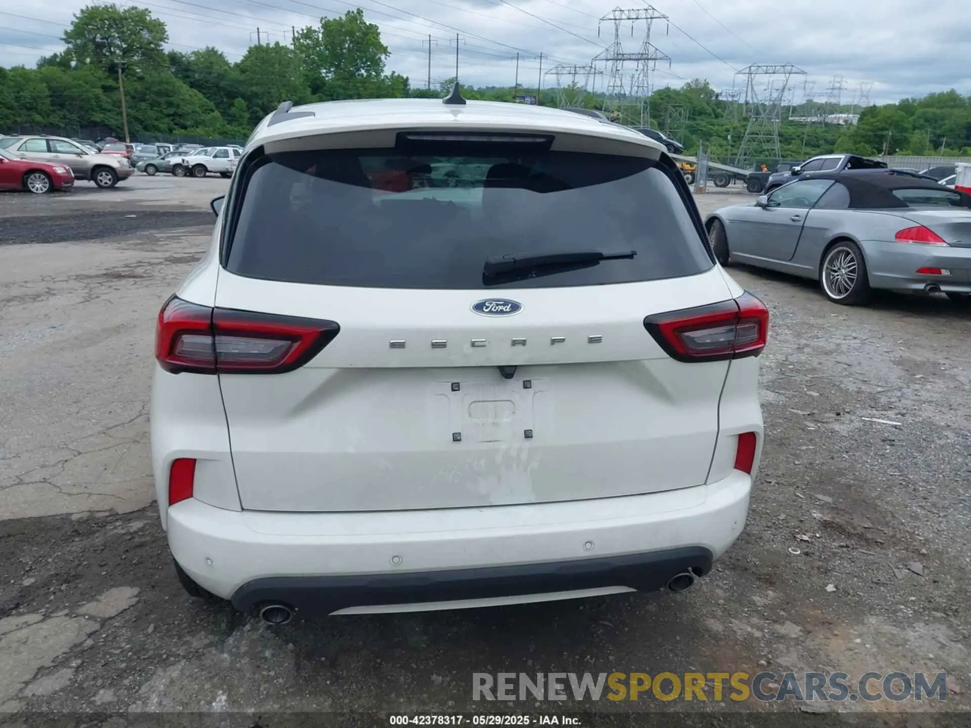17 Photograph of a damaged car 1FMCU0MN7PUA72402 FORD ESCAPE 2023