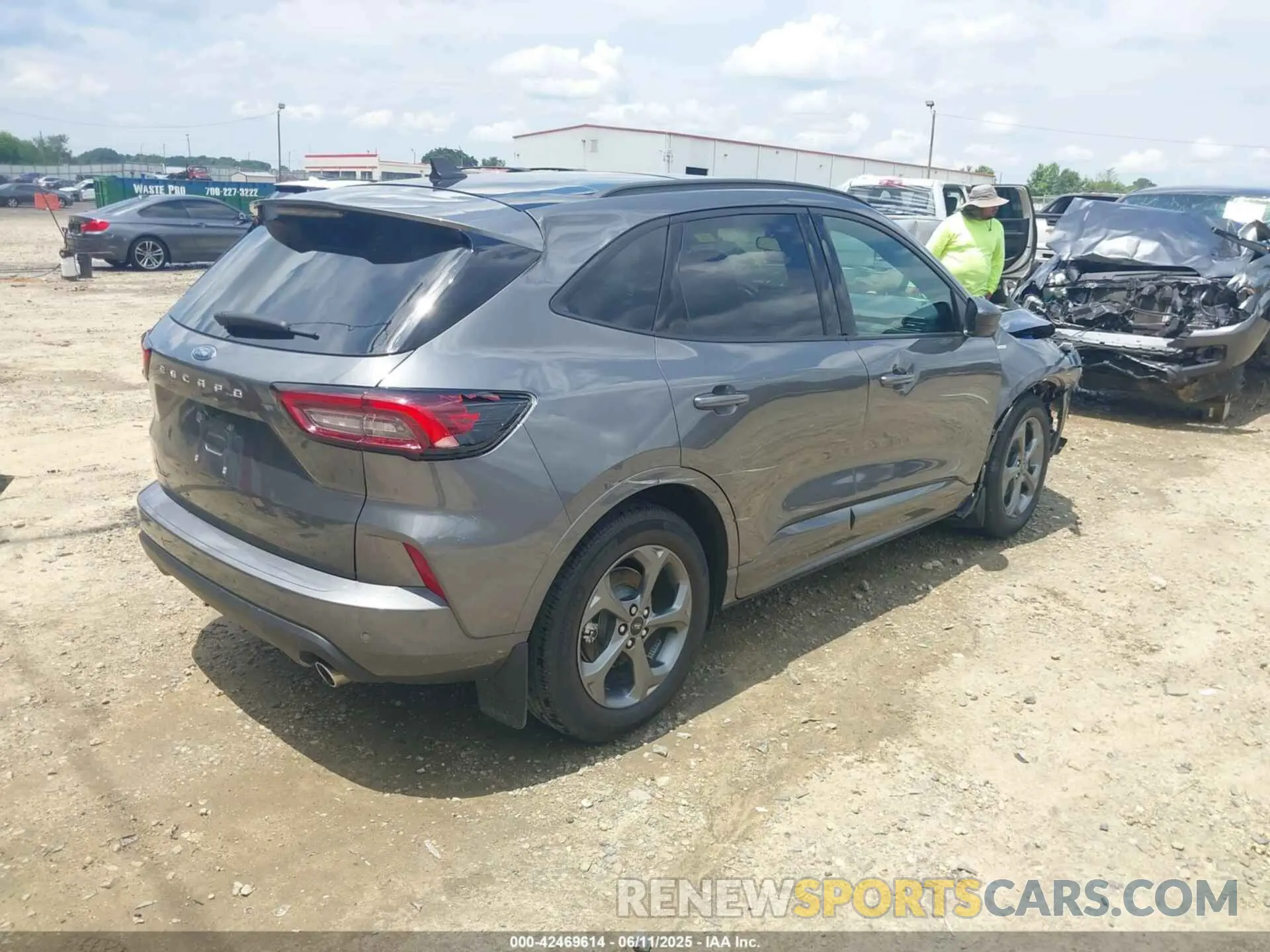 4 Photograph of a damaged car 1FMCU0MNXPUB11452 FORD ESCAPE 2023
