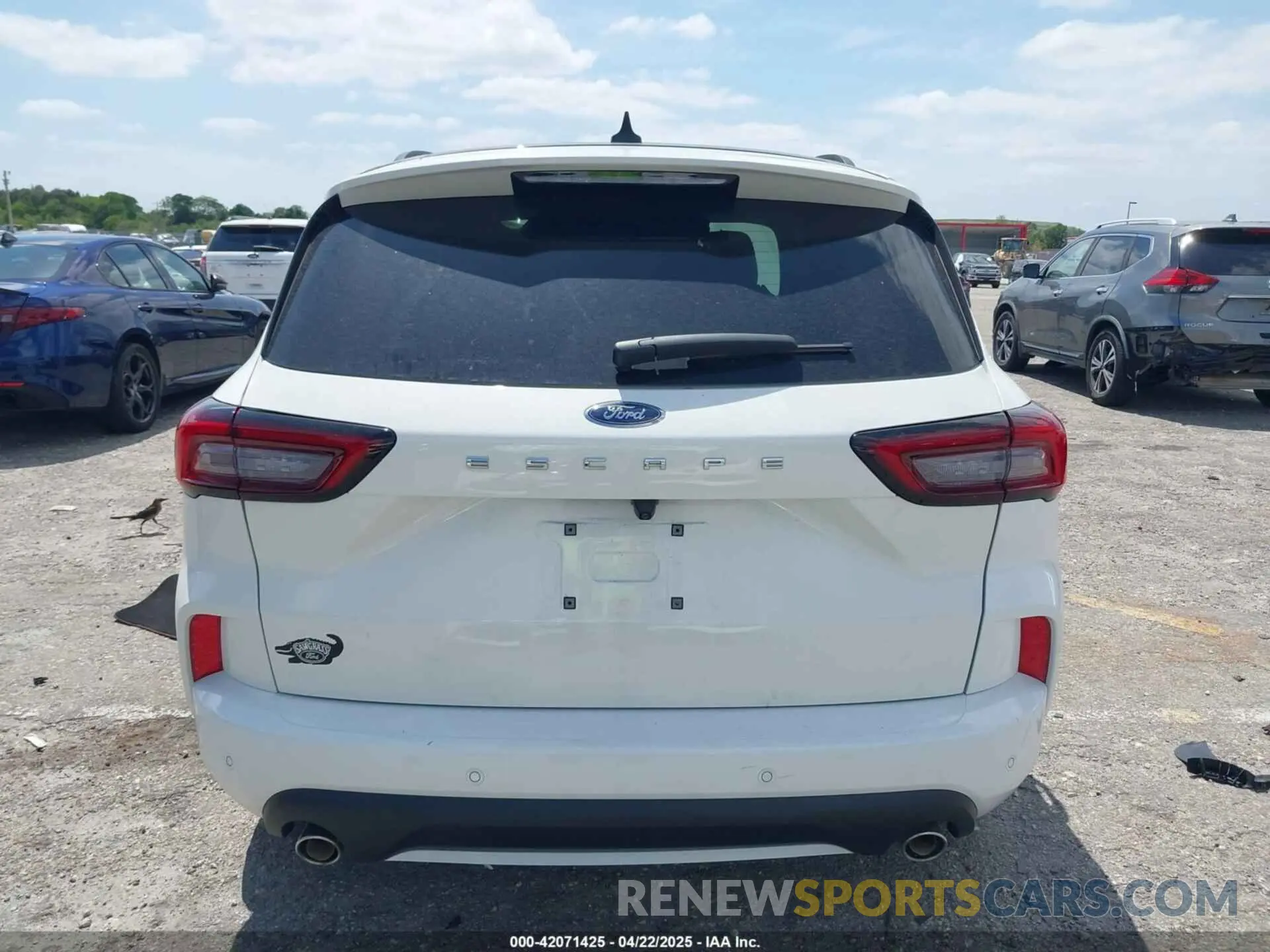 17 Photograph of a damaged car 1FMCU0MNXPUB45343 FORD ESCAPE 2023