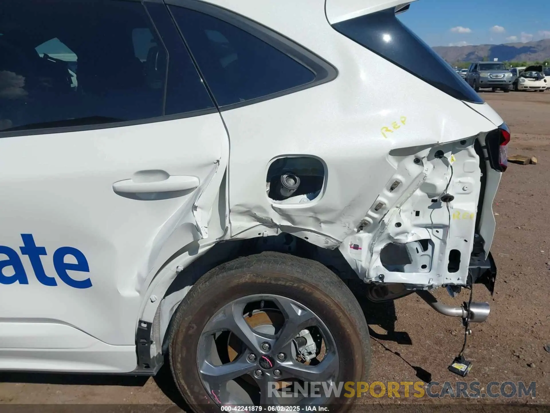 18 Photograph of a damaged car 1FMCU0MZ3PUB12512 FORD ESCAPE 2023