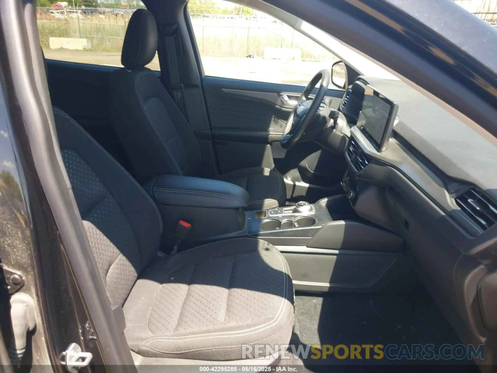 5 Photograph of a damaged car 1FMCU9GNXPUA52421 FORD ESCAPE 2023