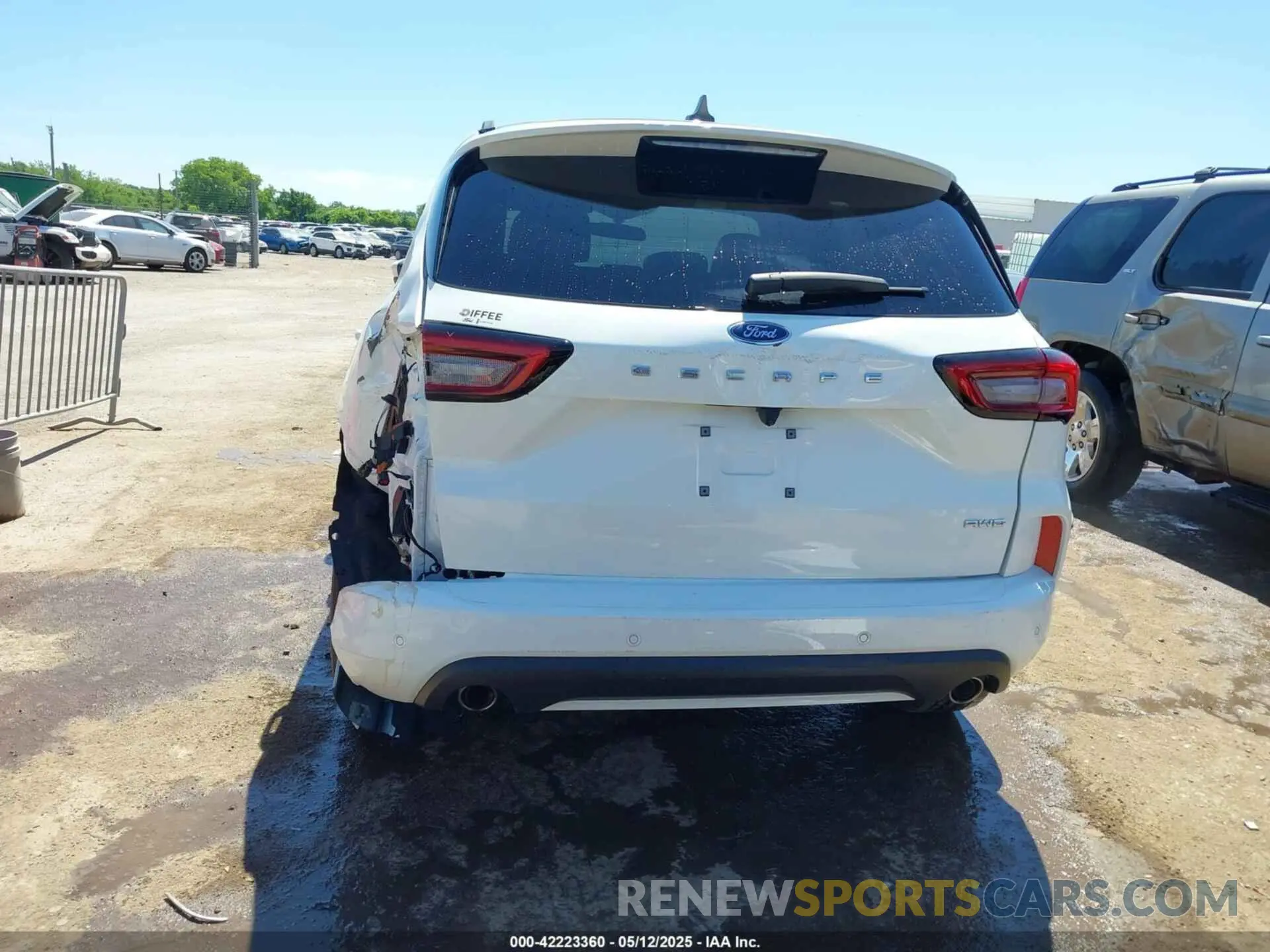 17 Photograph of a damaged car 1FMCU9NA9PUA02318 FORD ESCAPE 2023