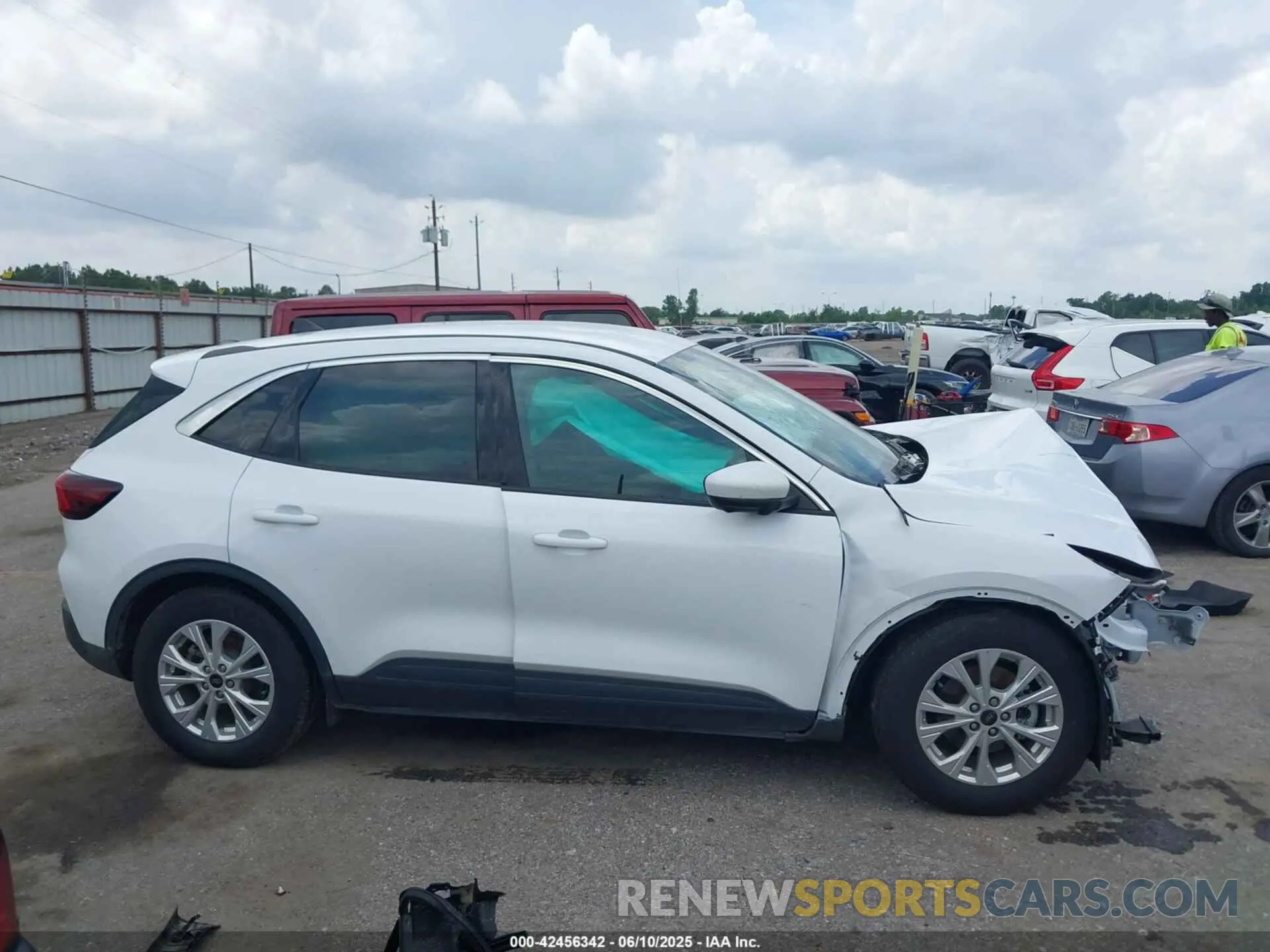 13 Photograph of a damaged car 1FMCU0GN0RUA50563 FORD ESCAPE 2024