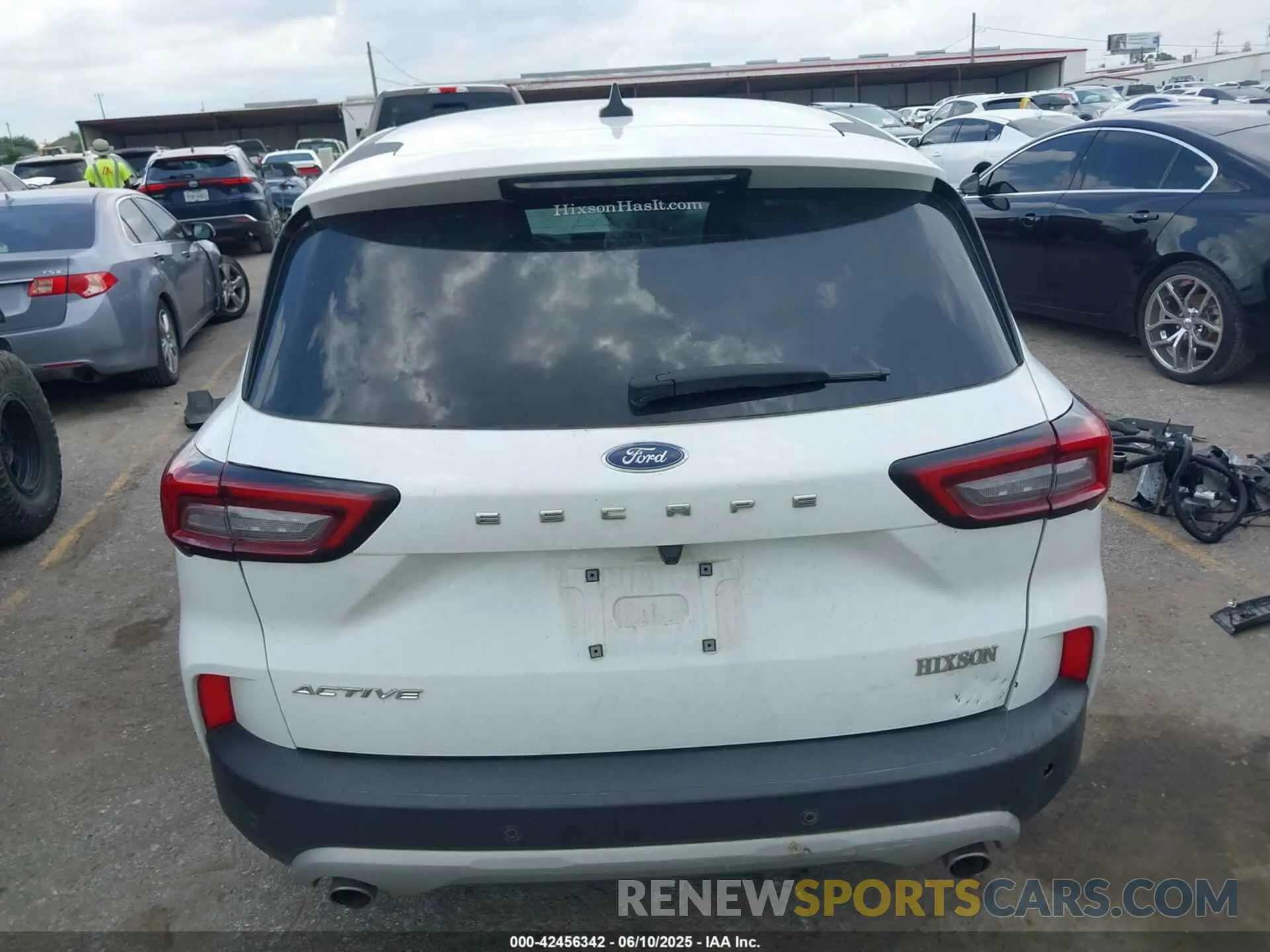 16 Photograph of a damaged car 1FMCU0GN0RUA50563 FORD ESCAPE 2024
