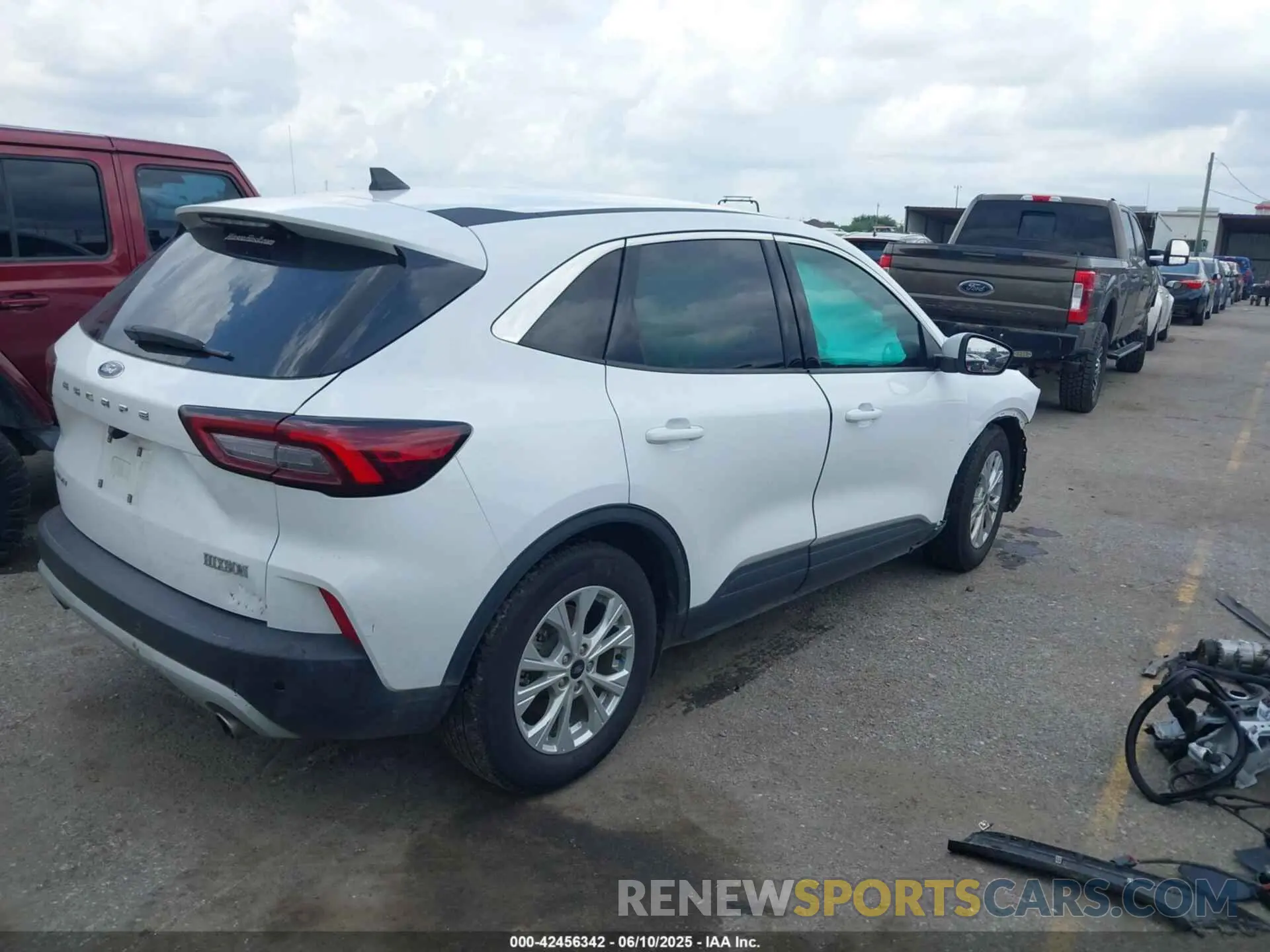 4 Photograph of a damaged car 1FMCU0GN0RUA50563 FORD ESCAPE 2024