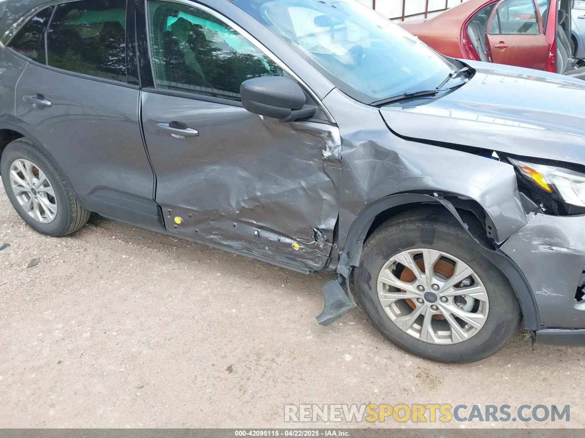 17 Photograph of a damaged car 1FMCU0GN0RUA97060 FORD ESCAPE 2024
