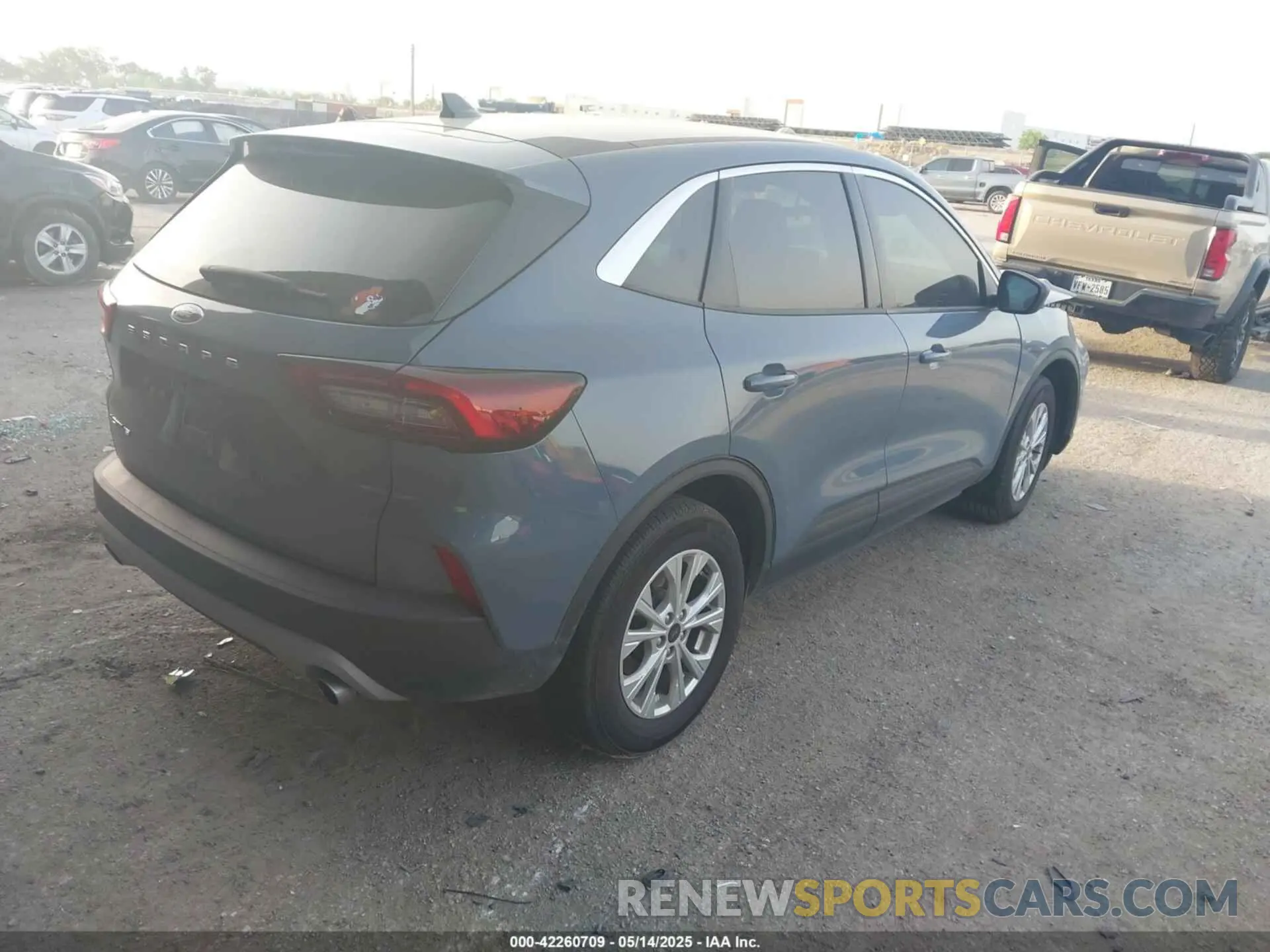 4 Photograph of a damaged car 1FMCU0GN1RUA38664 FORD ESCAPE 2024
