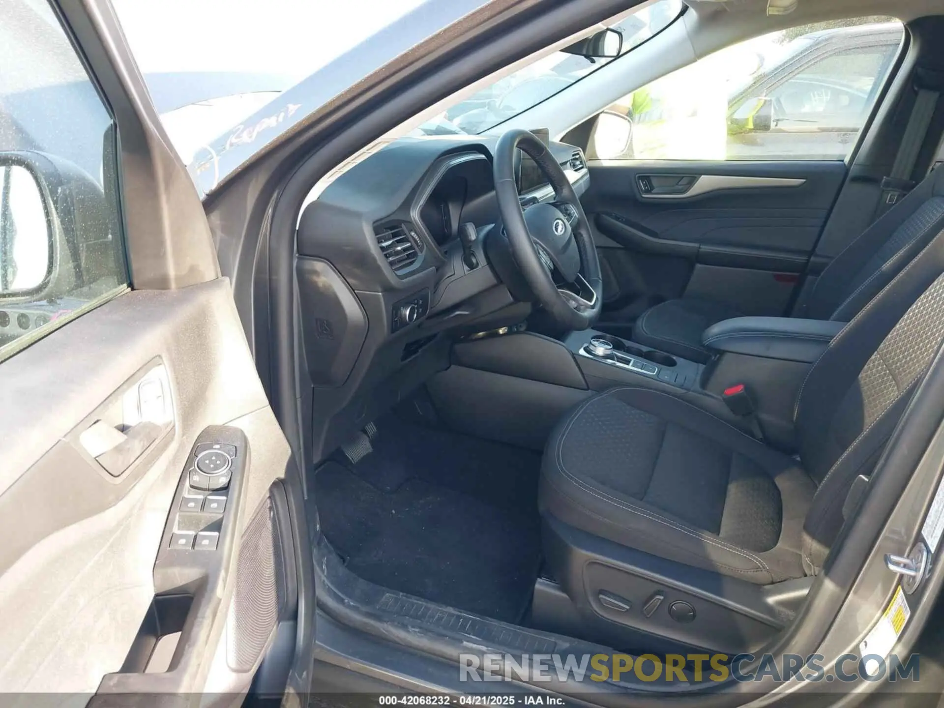 5 Photograph of a damaged car 1FMCU0GN1RUB03237 FORD ESCAPE 2024