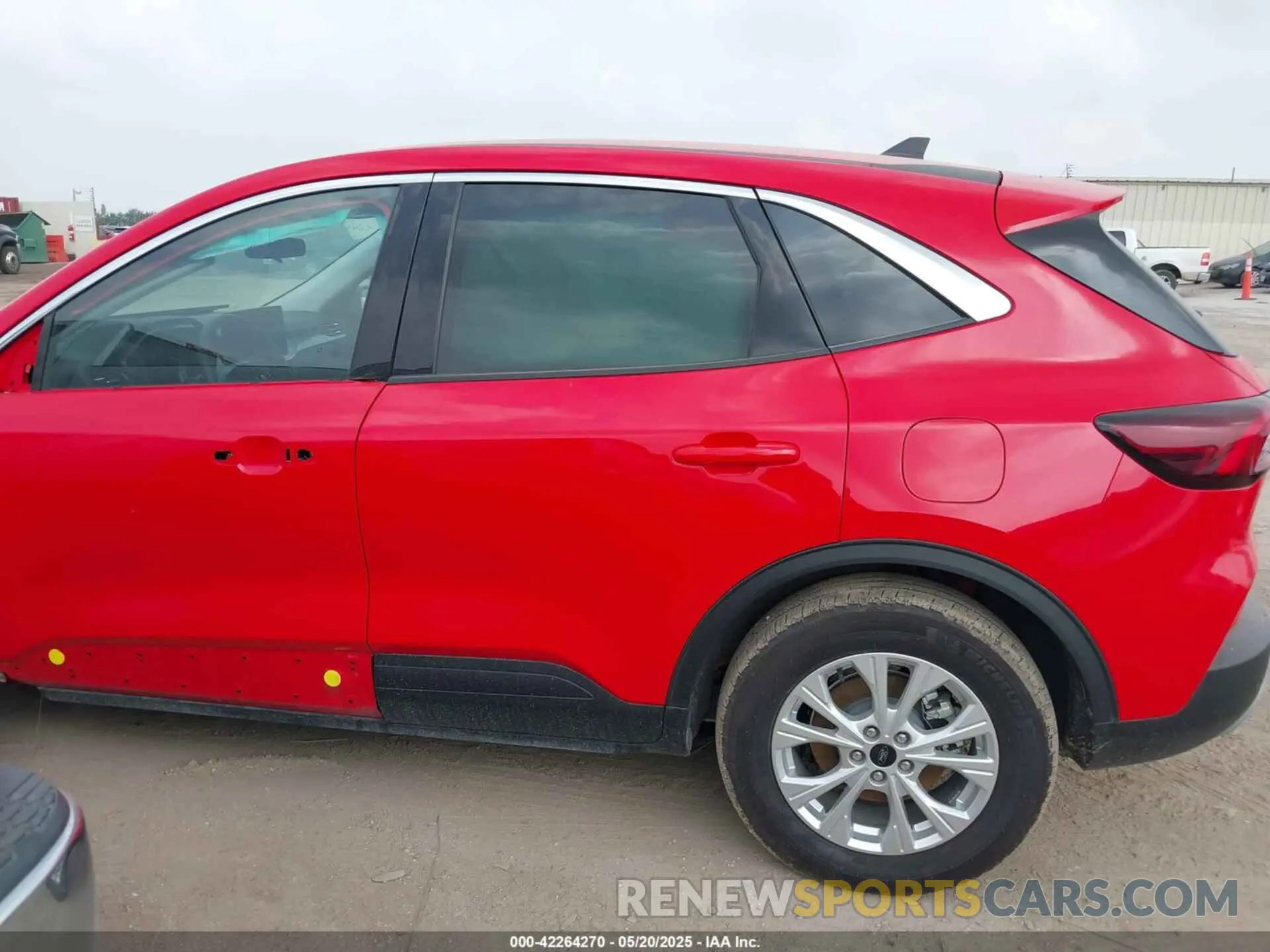 15 Photograph of a damaged car 1FMCU0GN1RUB36142 FORD ESCAPE 2024