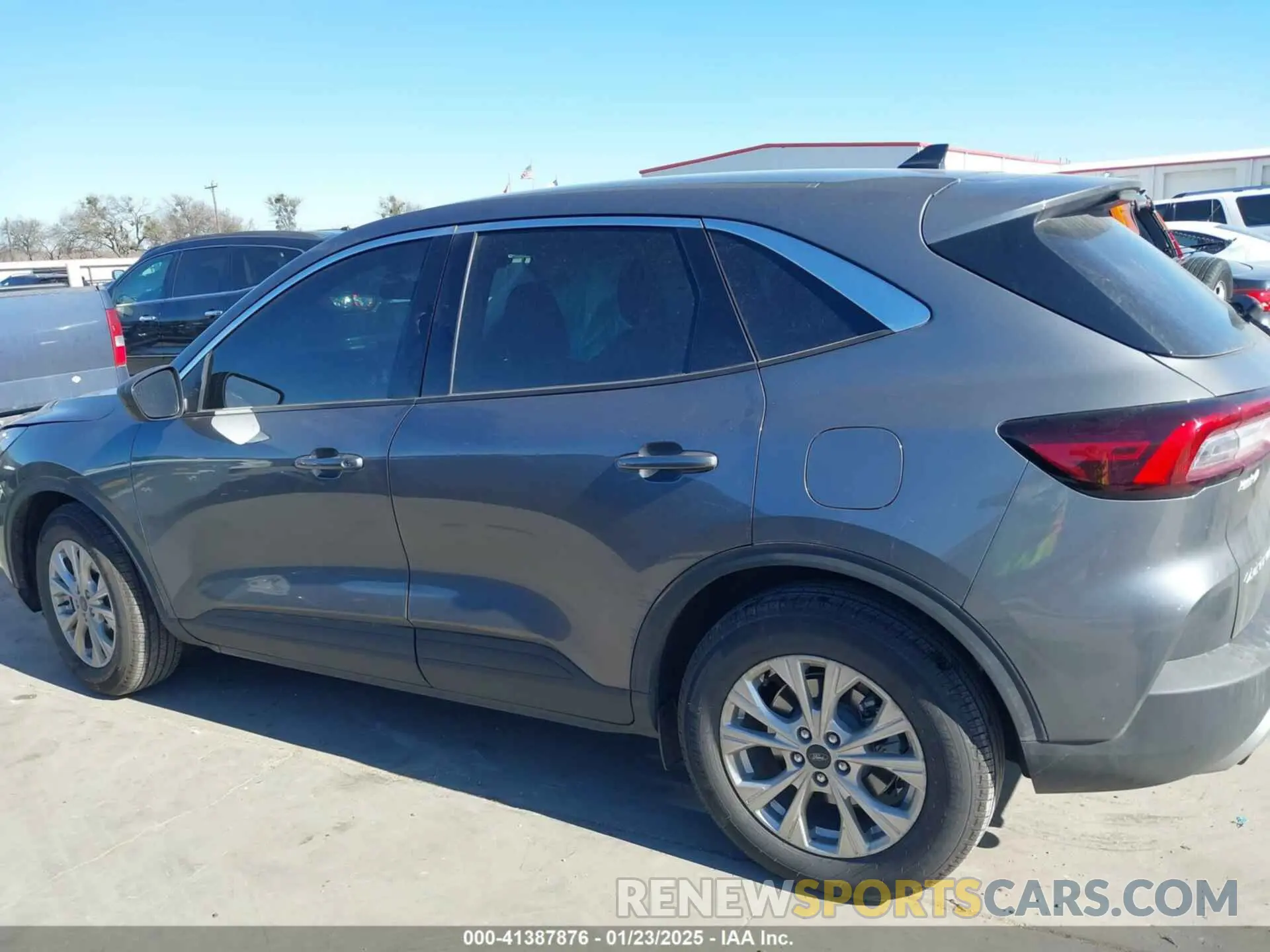 15 Photograph of a damaged car 1FMCU0GN2RUB31208 FORD ESCAPE 2024