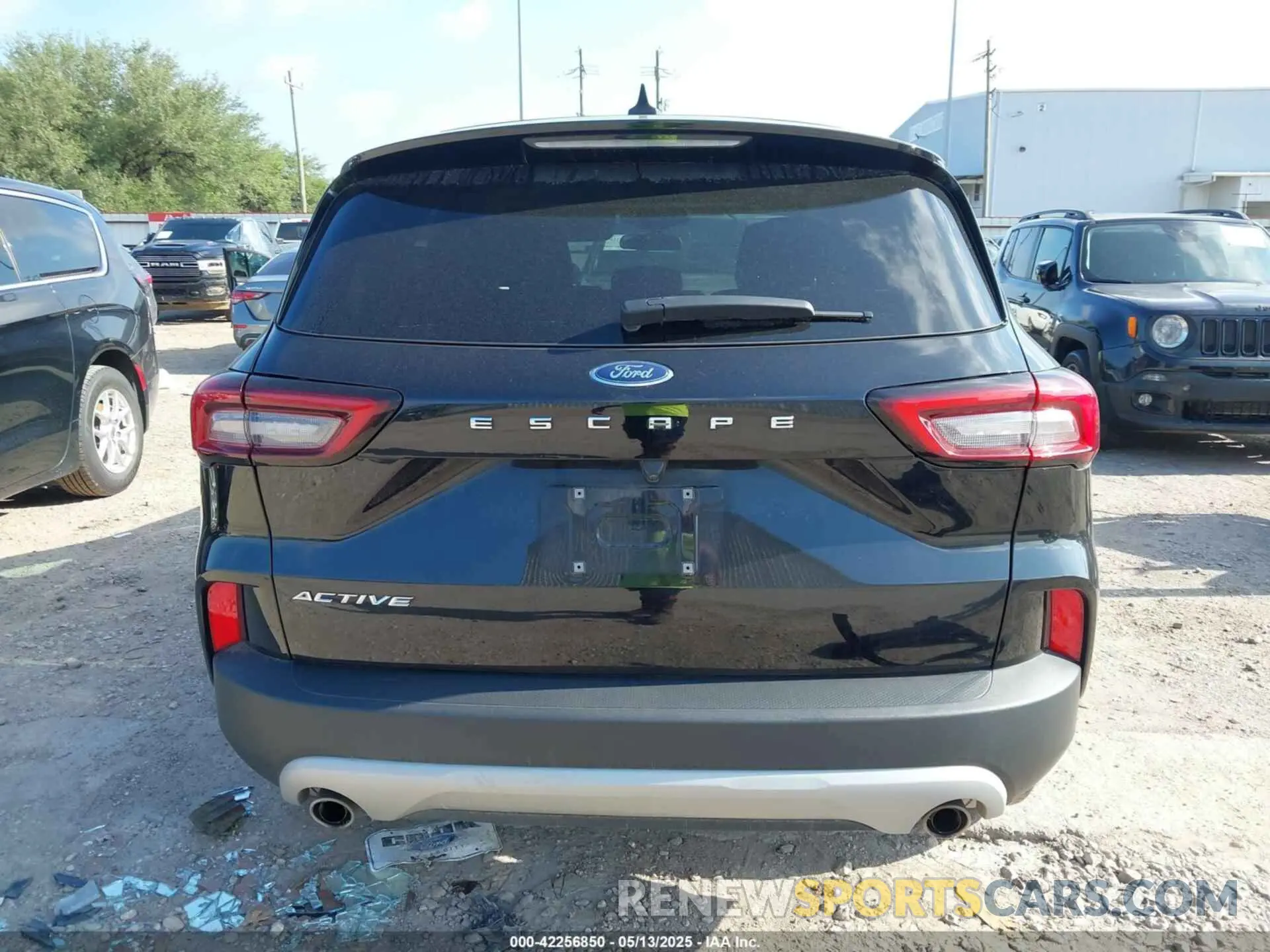 17 Photograph of a damaged car 1FMCU0GN4RUA05108 FORD ESCAPE 2024