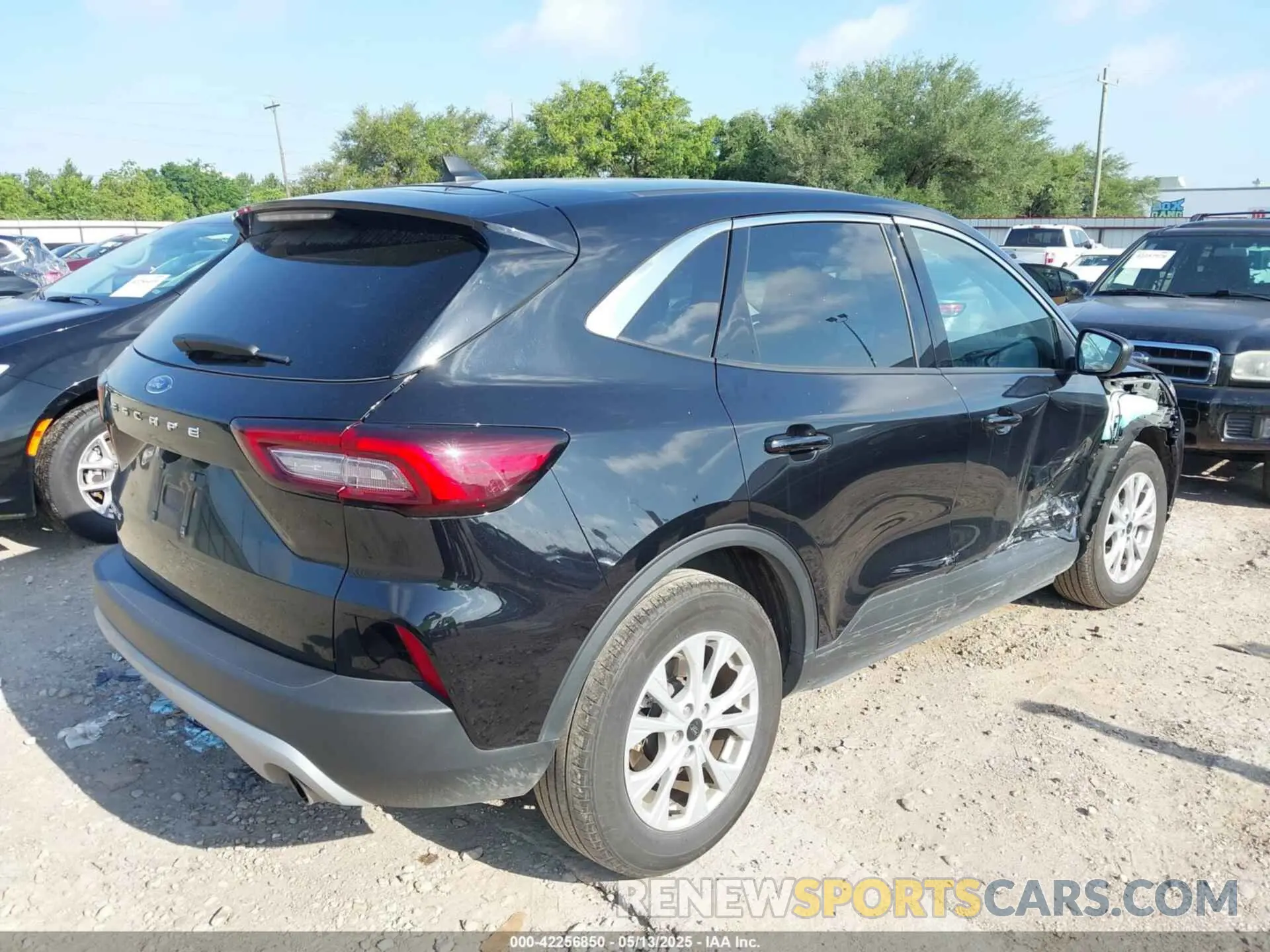 4 Photograph of a damaged car 1FMCU0GN4RUA05108 FORD ESCAPE 2024
