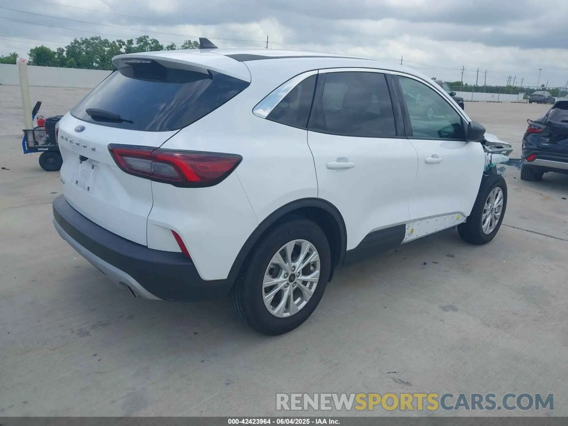 4 Photograph of a damaged car 1FMCU0GN4RUA36049 FORD ESCAPE 2024