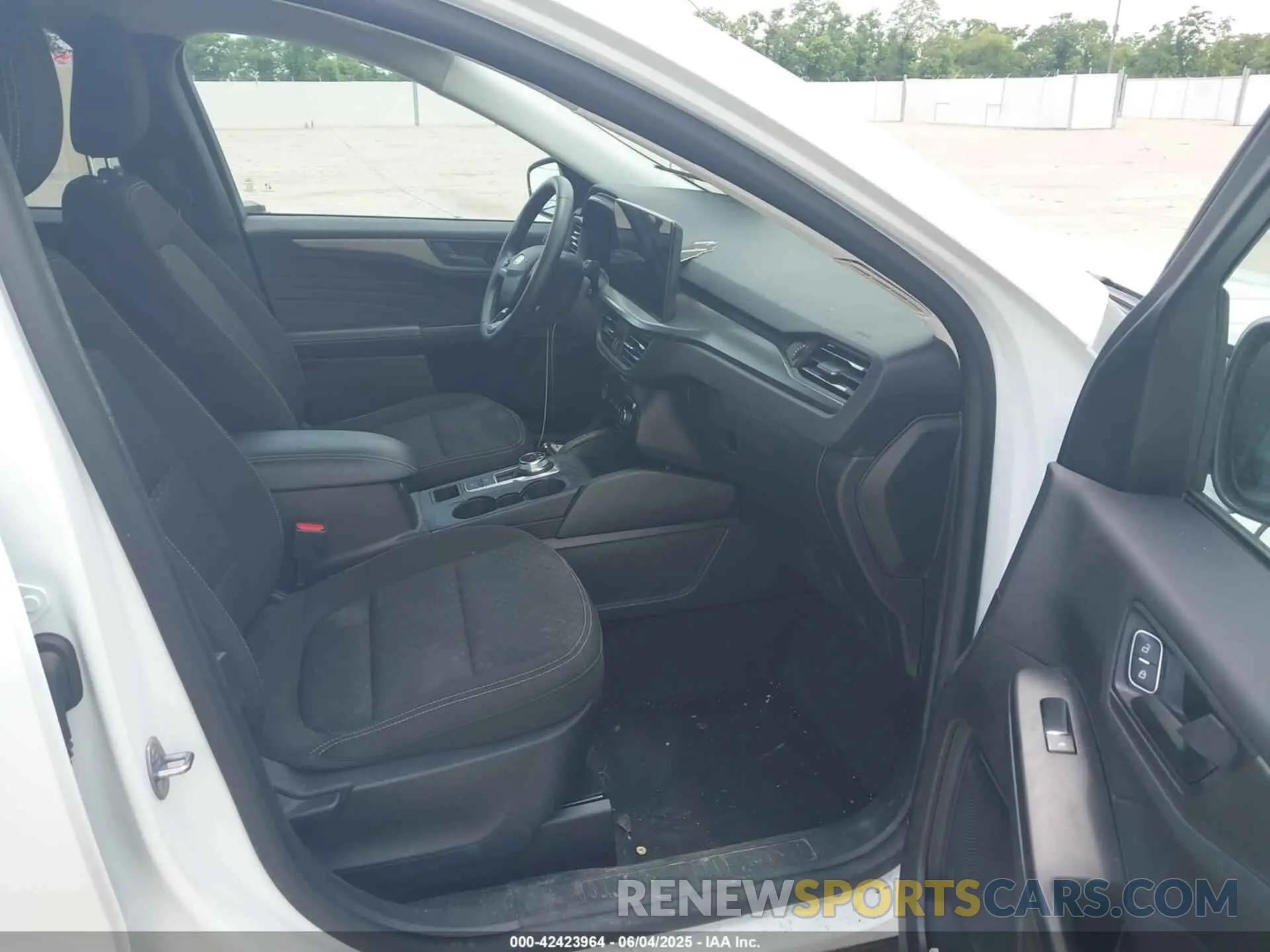 5 Photograph of a damaged car 1FMCU0GN4RUA36049 FORD ESCAPE 2024
