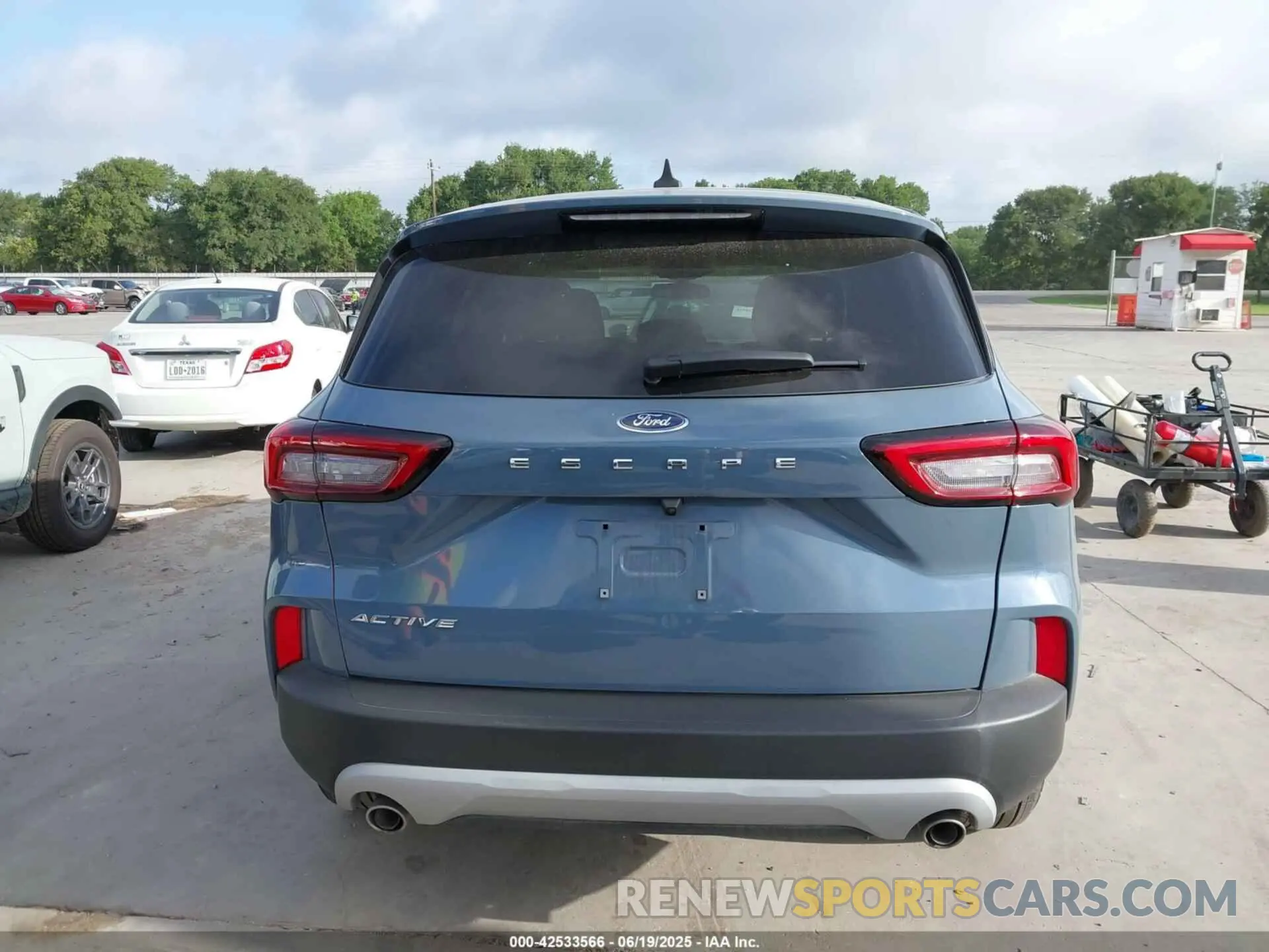 16 Photograph of a damaged car 1FMCU0GN4RUA92668 FORD ESCAPE 2024