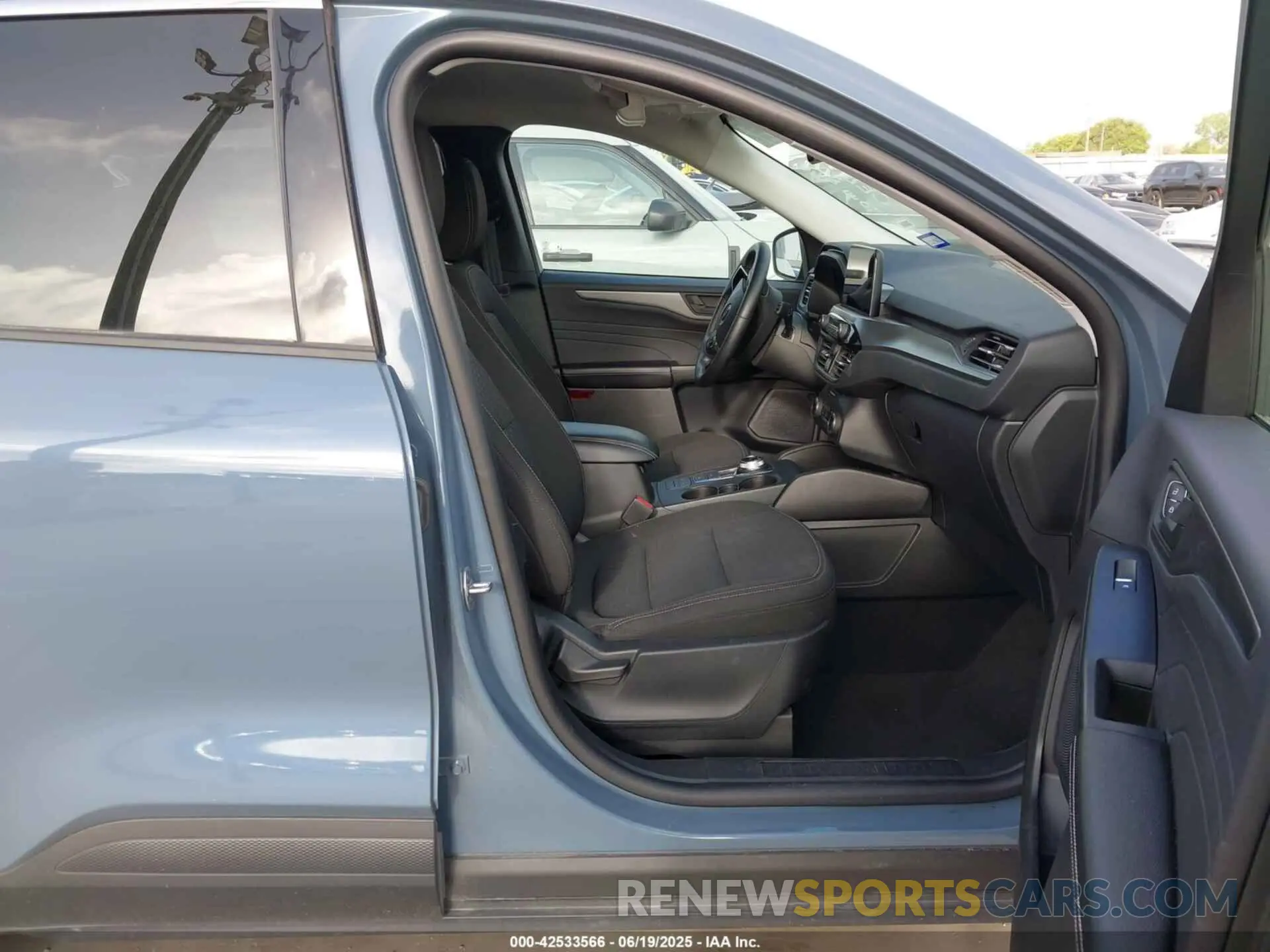 5 Photograph of a damaged car 1FMCU0GN4RUA92668 FORD ESCAPE 2024