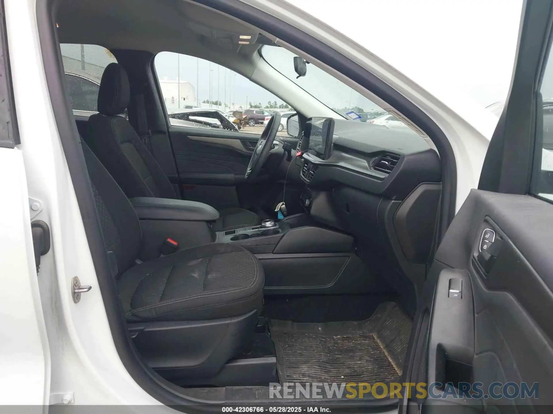 5 Photograph of a damaged car 1FMCU0GN7RUA13302 FORD ESCAPE 2024