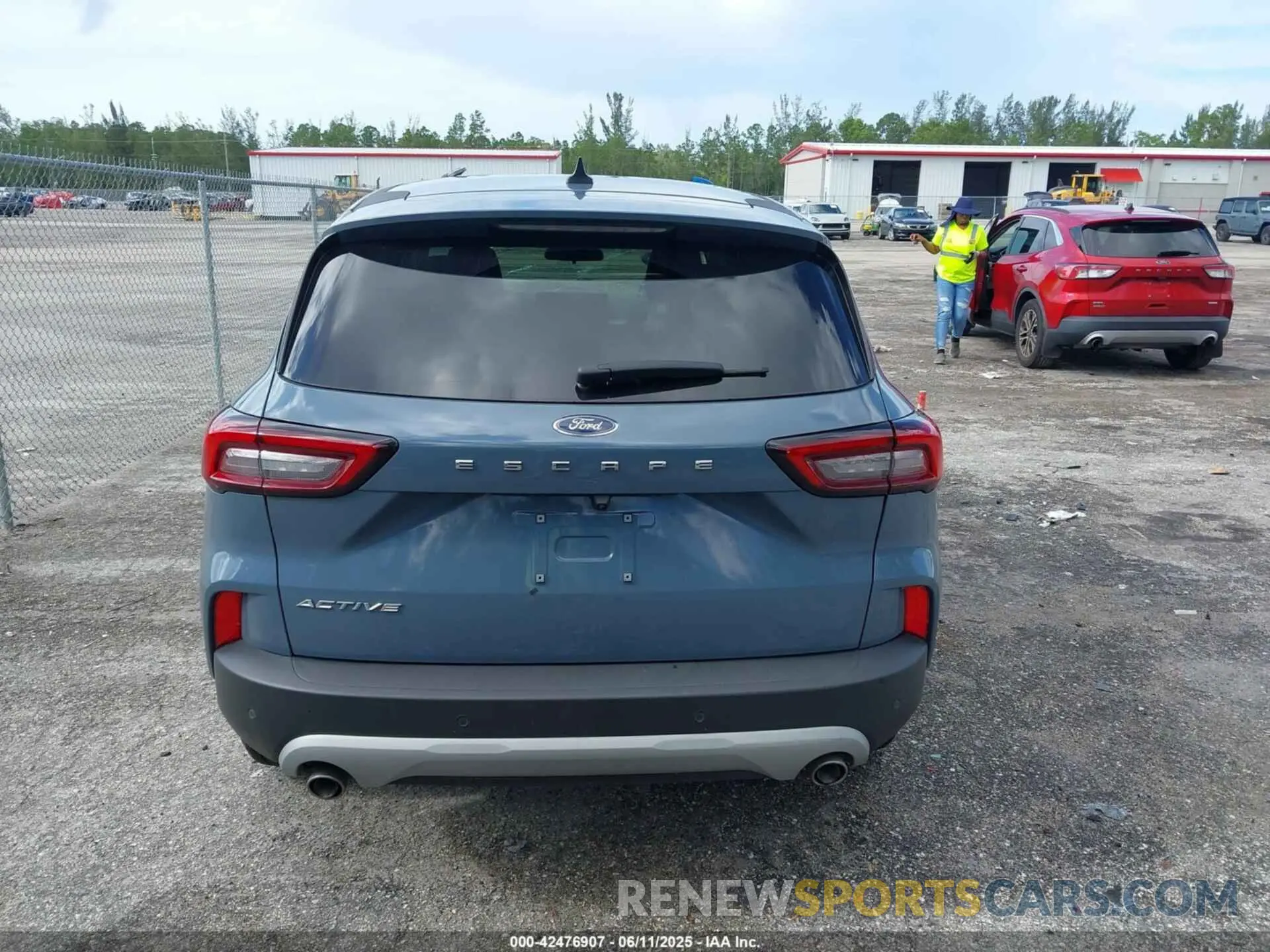 16 Photograph of a damaged car 1FMCU0GN8RUB31567 FORD ESCAPE 2024