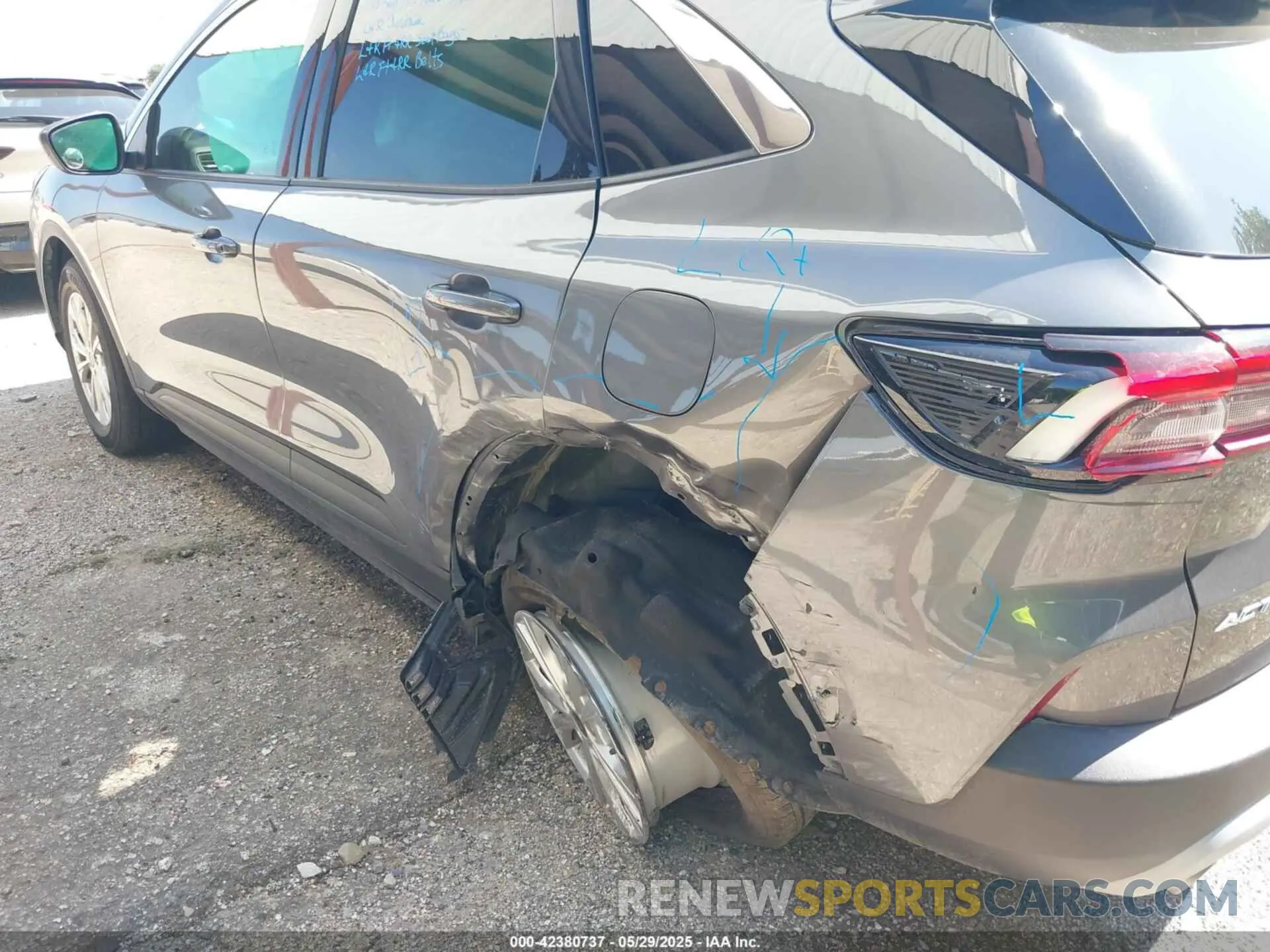 6 Photograph of a damaged car 1FMCU0GN9RUA04732 FORD ESCAPE 2024