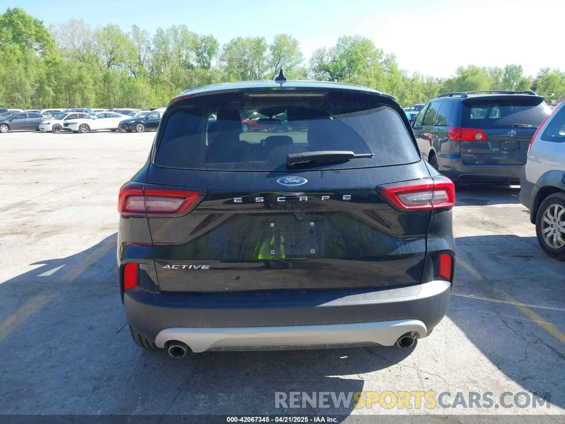16 Photograph of a damaged car 1FMCU0GN9RUA12474 FORD ESCAPE 2024