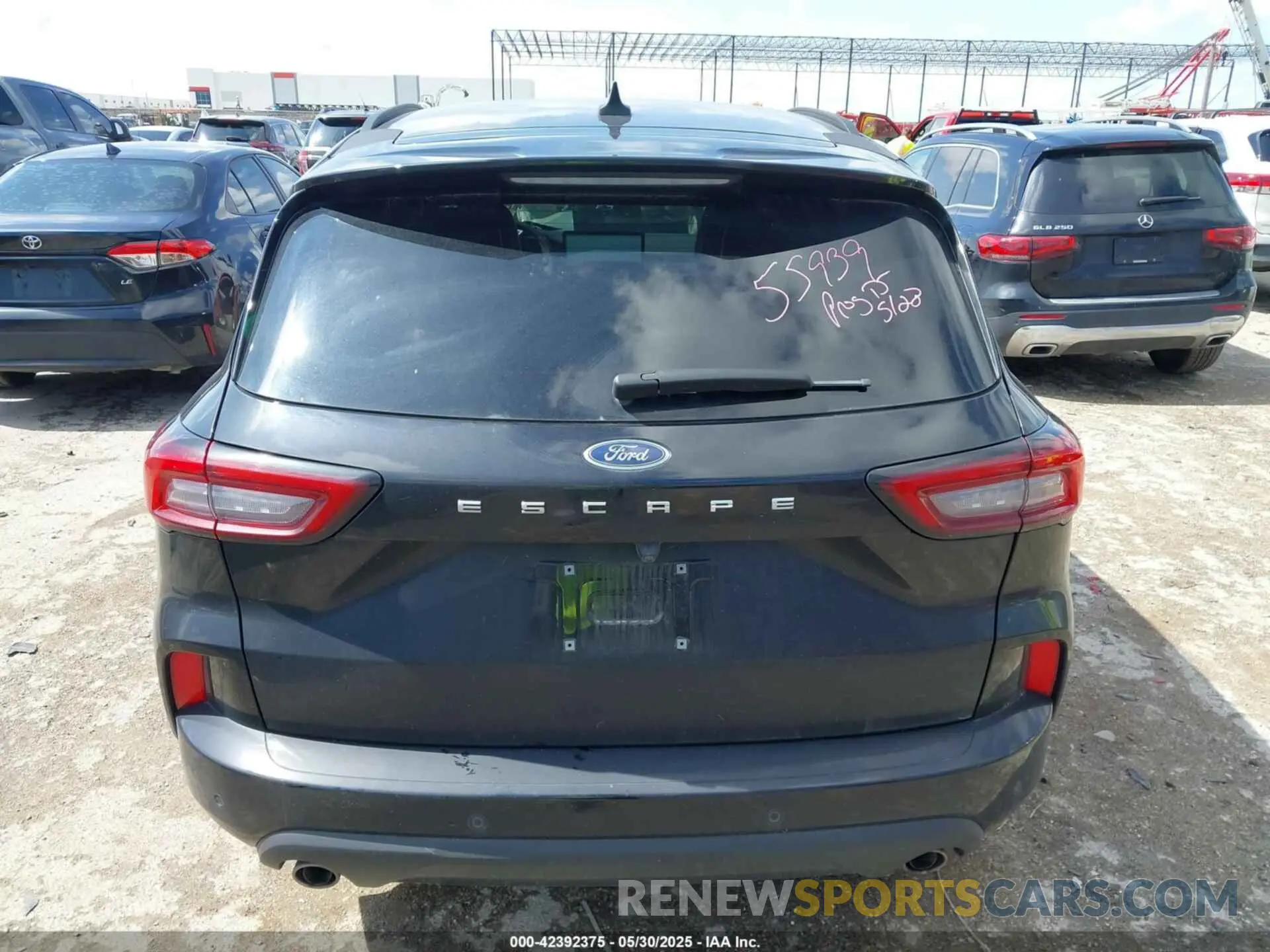 16 Photograph of a damaged car 1FMCU0MN0RUA38529 FORD ESCAPE 2024