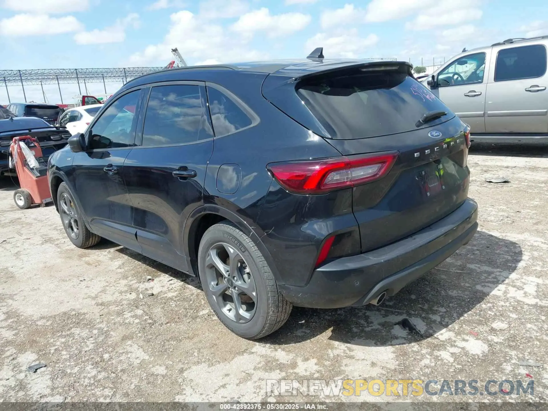 3 Photograph of a damaged car 1FMCU0MN0RUA38529 FORD ESCAPE 2024