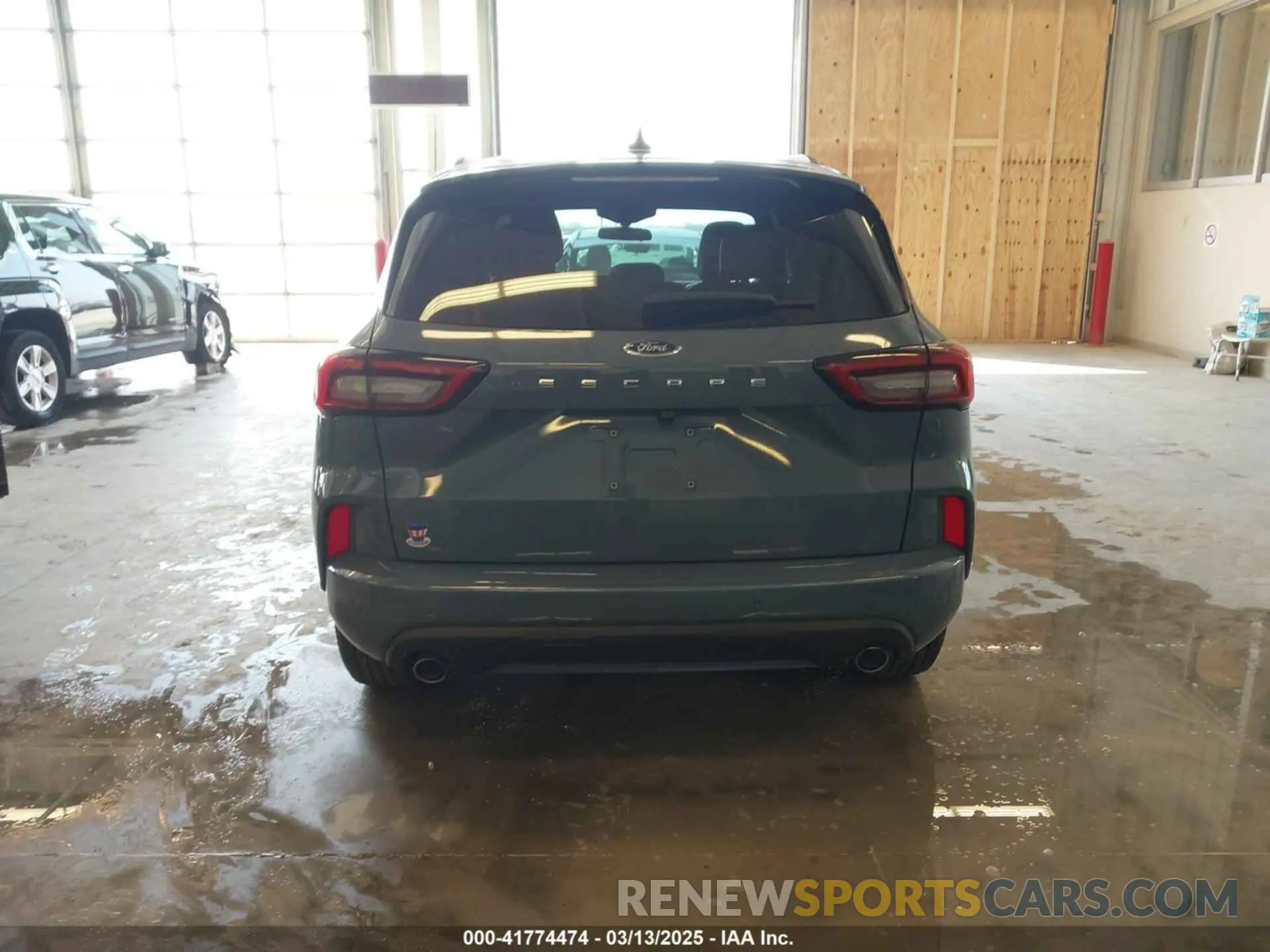 17 Photograph of a damaged car 1FMCU0MNXRUA01665 FORD ESCAPE 2024