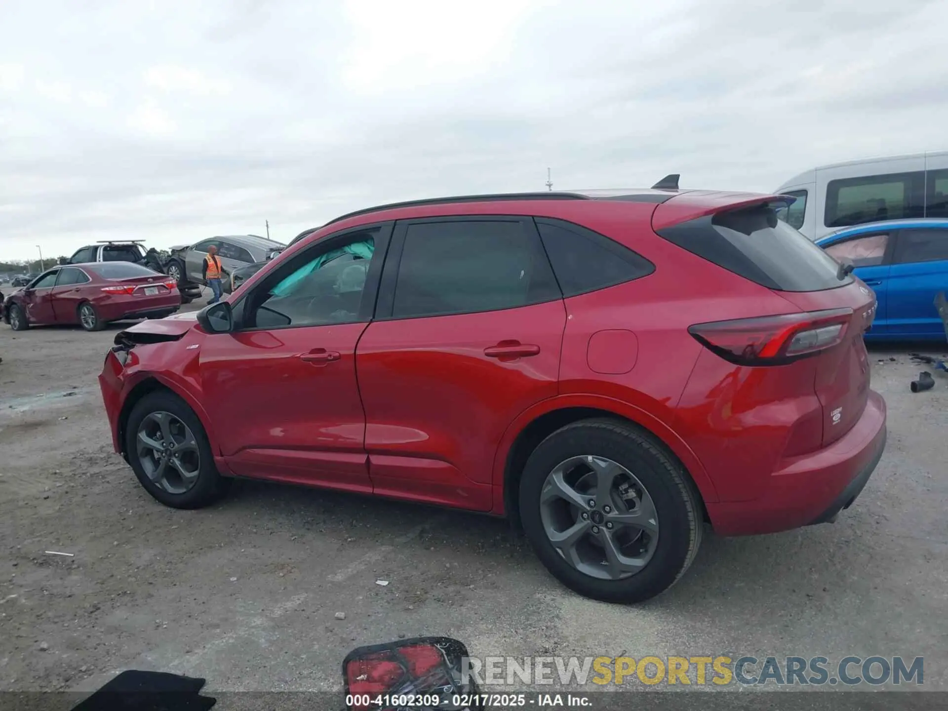 13 Photograph of a damaged car 1FMCU0MNXRUA65592 FORD ESCAPE 2024