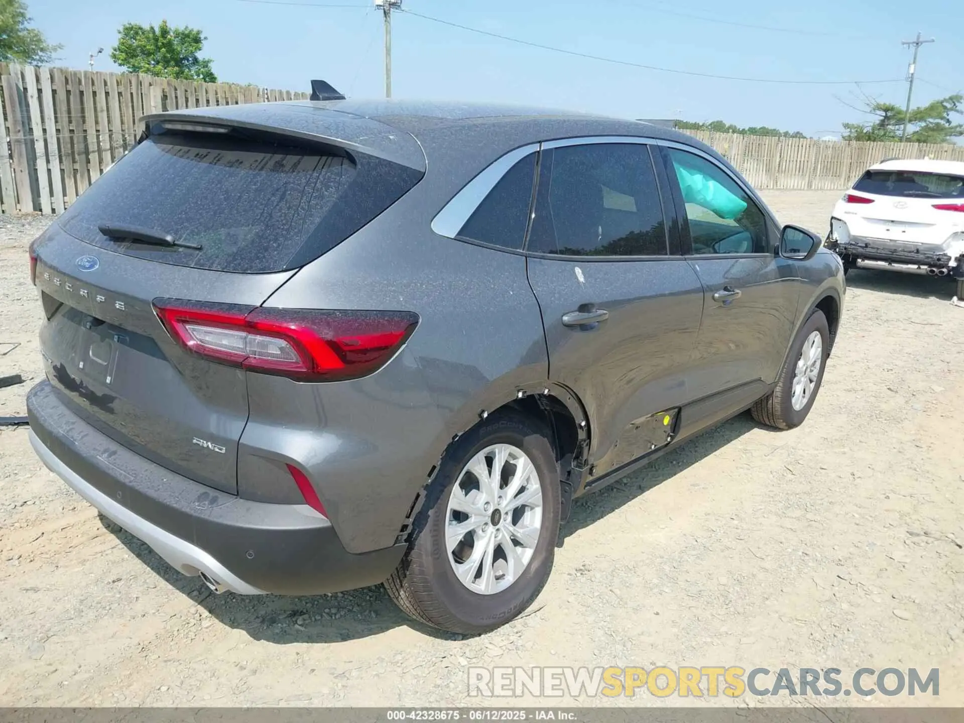 4 Photograph of a damaged car 1FMCU9GN0RUB39361 FORD ESCAPE 2024