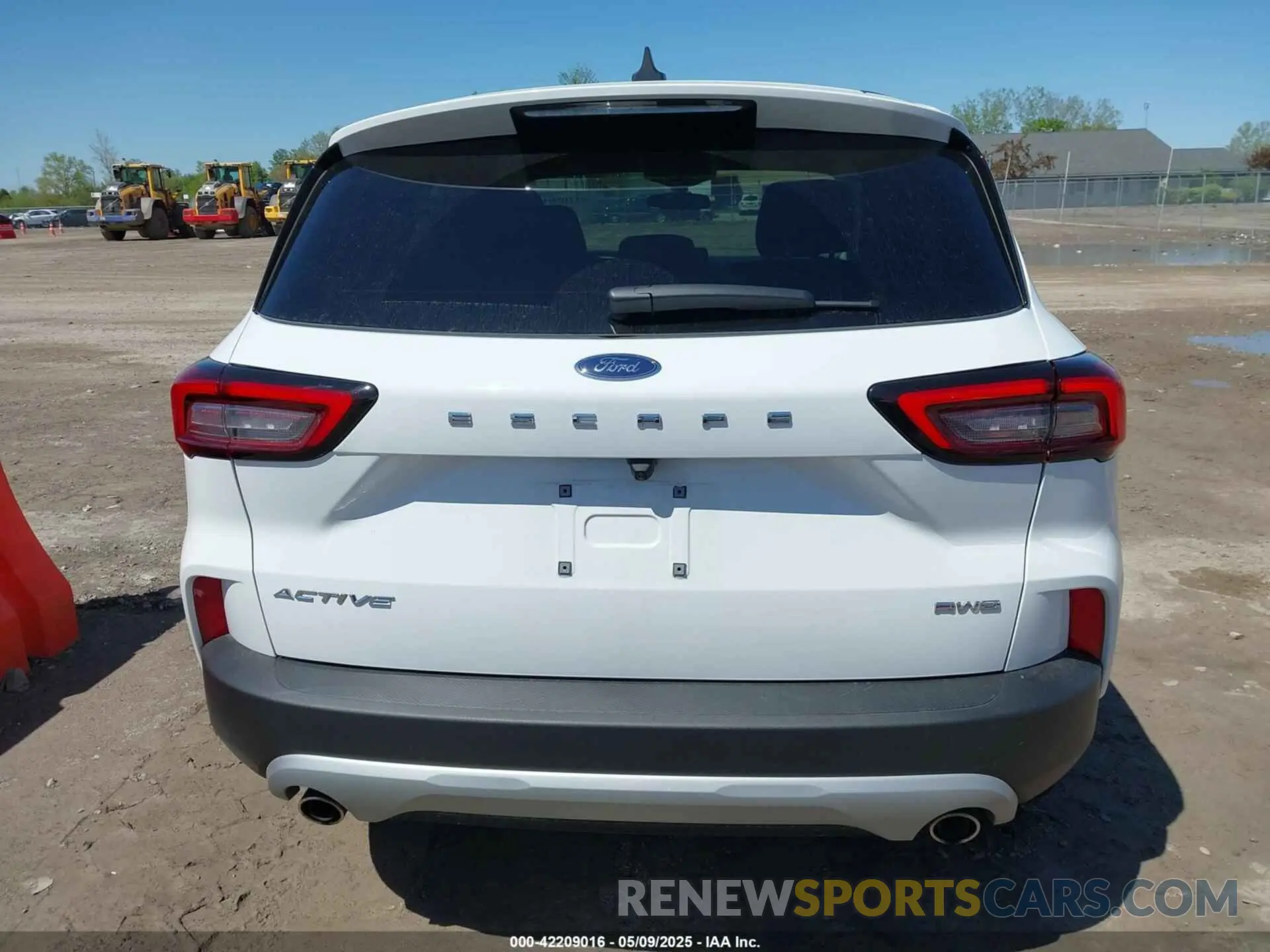 16 Photograph of a damaged car 1FMCU9GN8RUB47935 FORD ESCAPE 2024