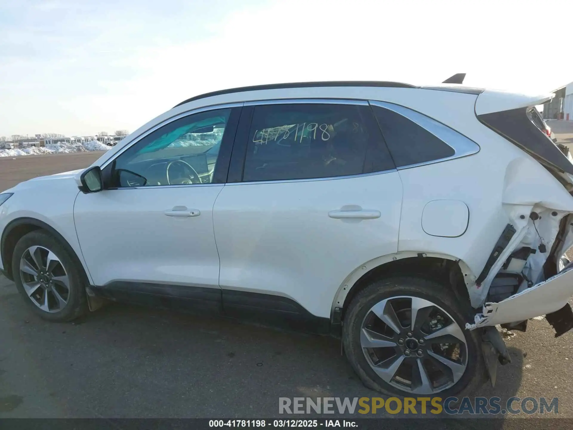14 Photograph of a damaged car 1FMCU9JAXRUB29166 FORD ESCAPE 2024