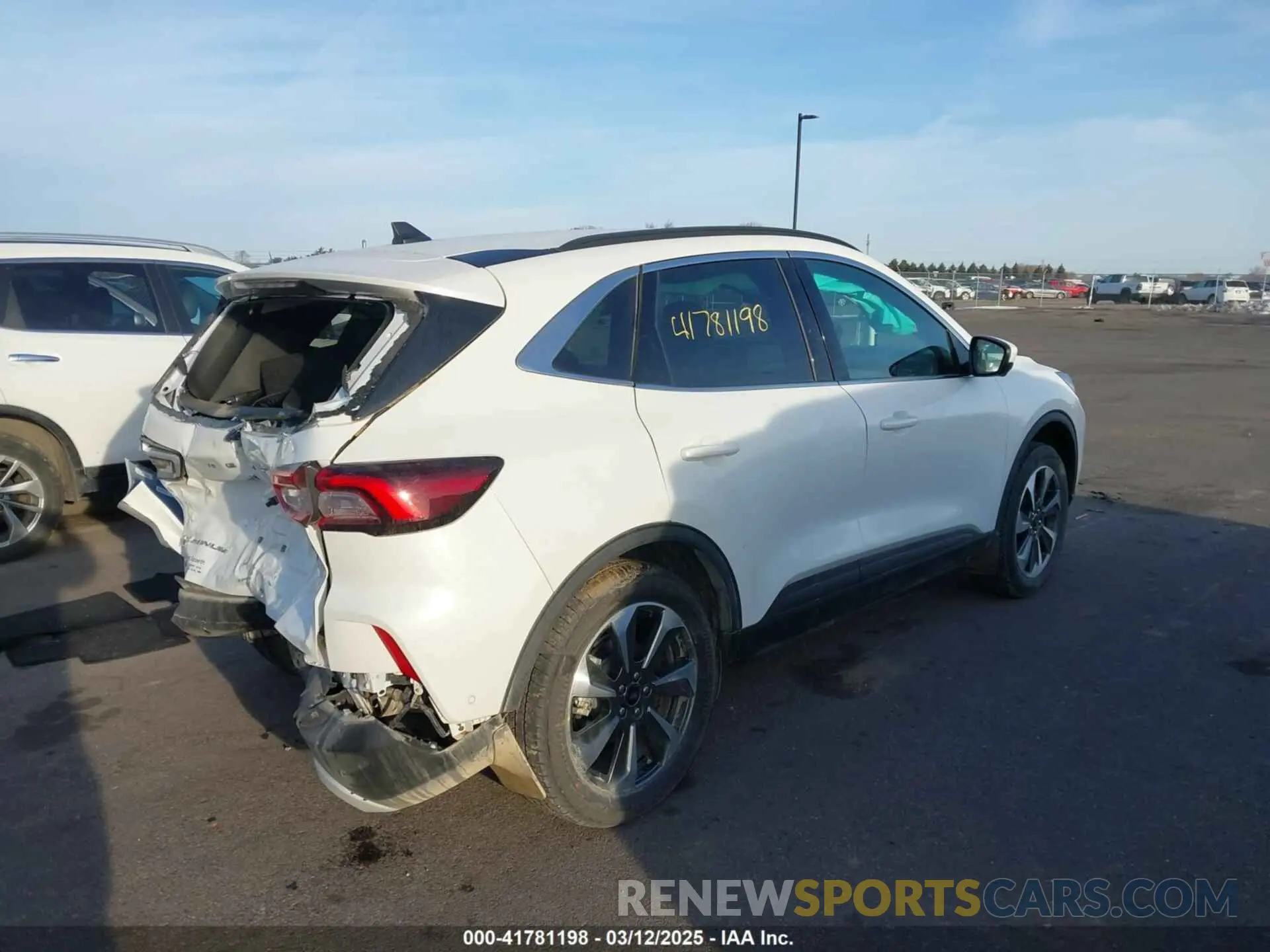 4 Photograph of a damaged car 1FMCU9JAXRUB29166 FORD ESCAPE 2024
