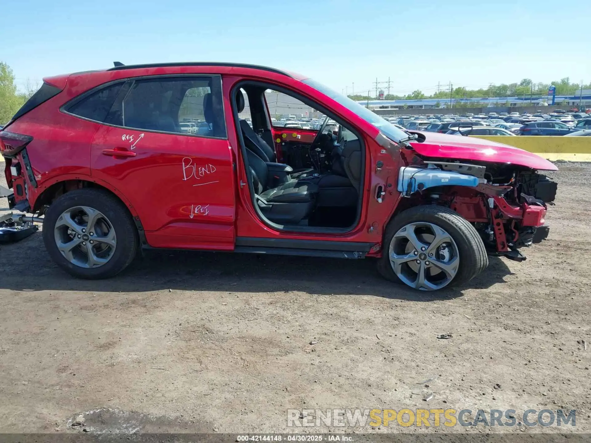19 Photograph of a damaged car 1FMCU9MN0RUB00628 FORD ESCAPE 2024