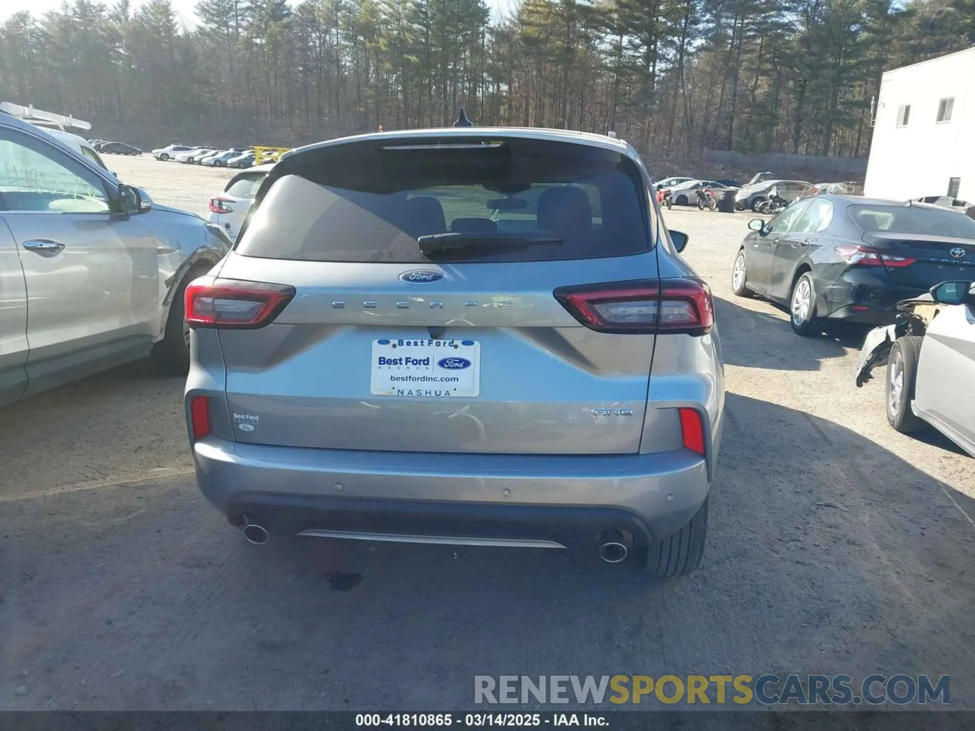 17 Photograph of a damaged car 1FMCU9MN8RUA10143 FORD ESCAPE 2024
