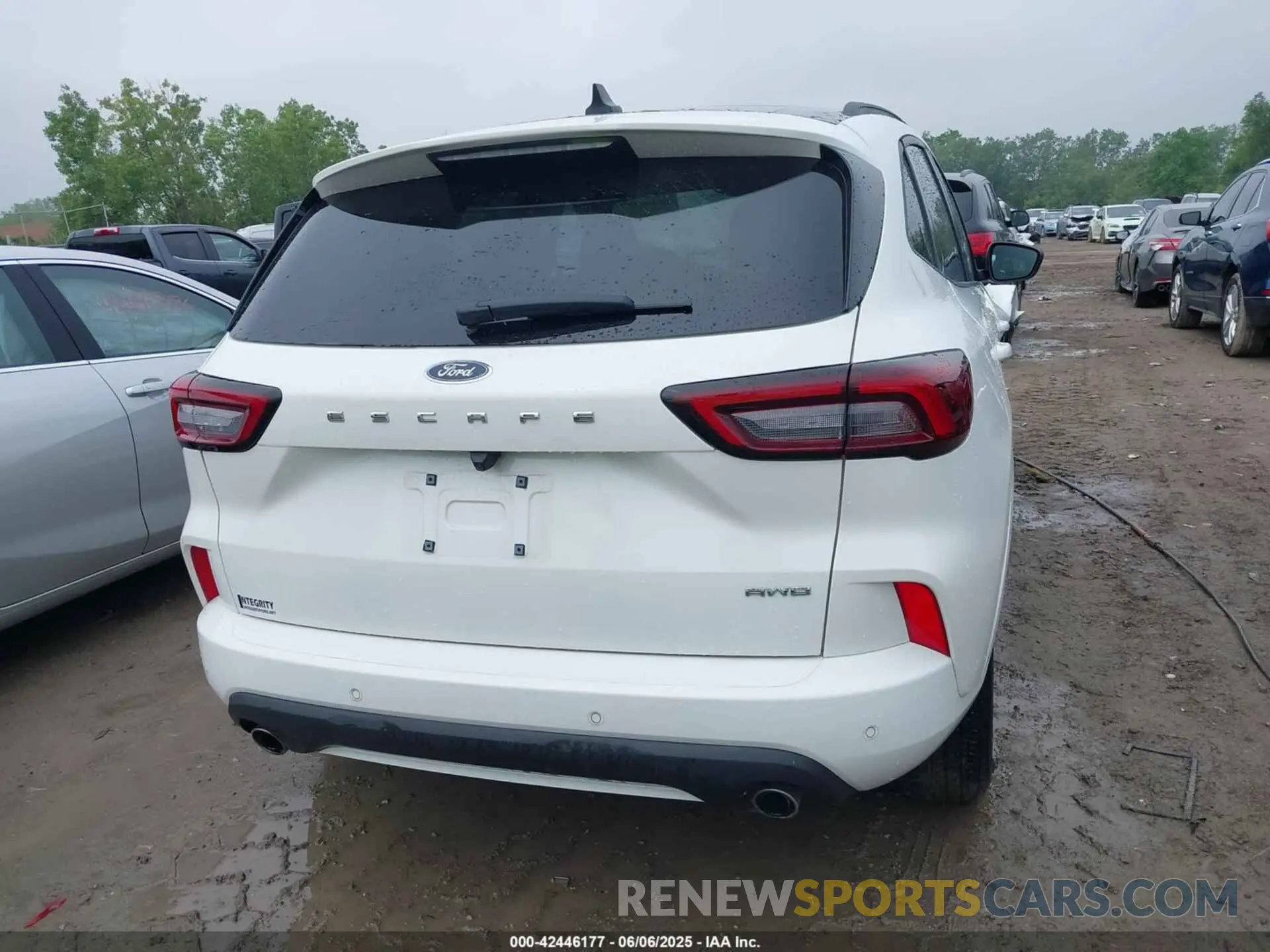 17 Photograph of a damaged car 1FMCU9MN8RUB13014 FORD ESCAPE 2024