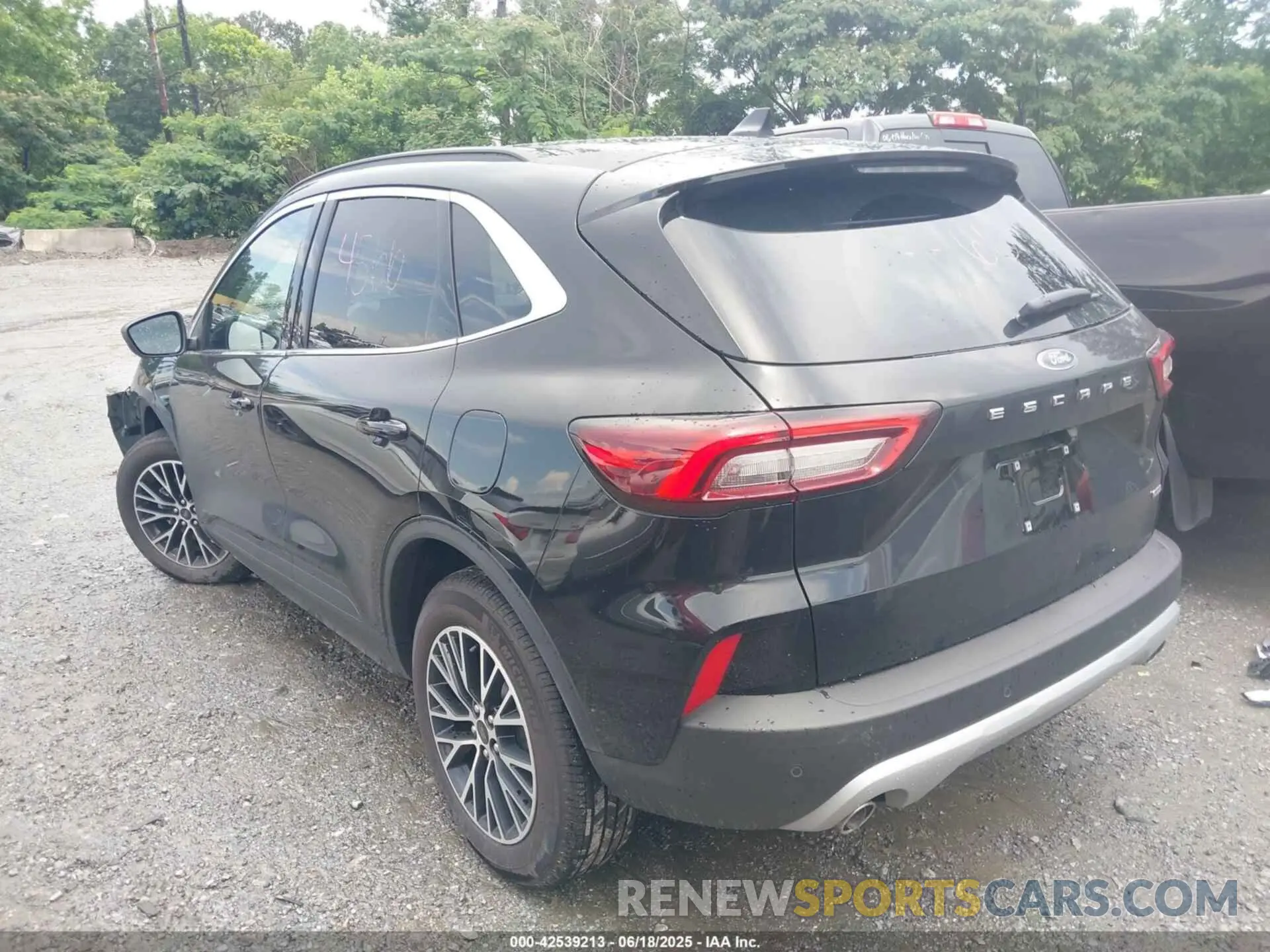 14 Photograph of a damaged car 1FMCU0E18SUA92419 FORD ESCAPE 2025