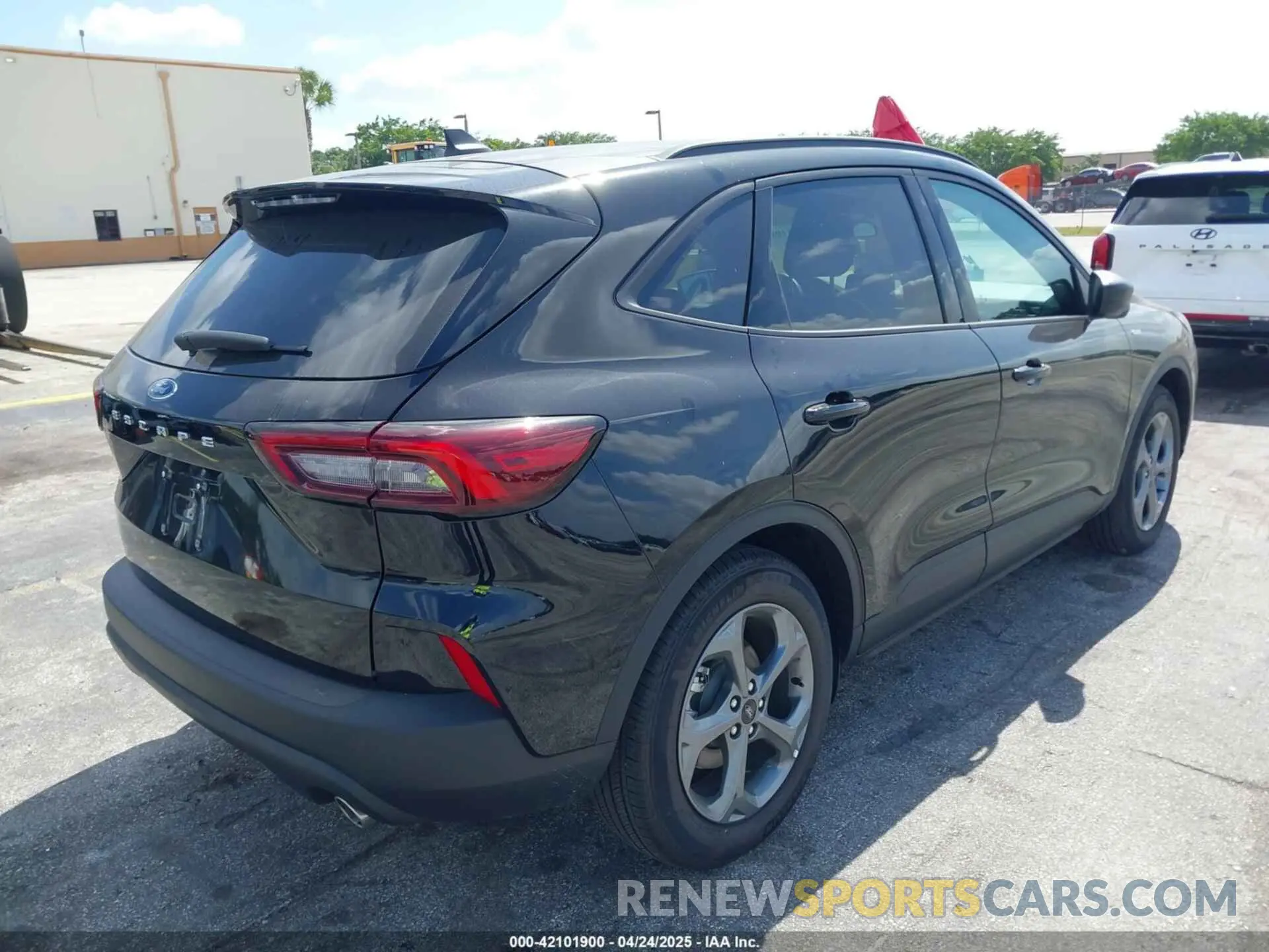 4 Photograph of a damaged car 1FMCU0MN1SUA09756 FORD ESCAPE 2025