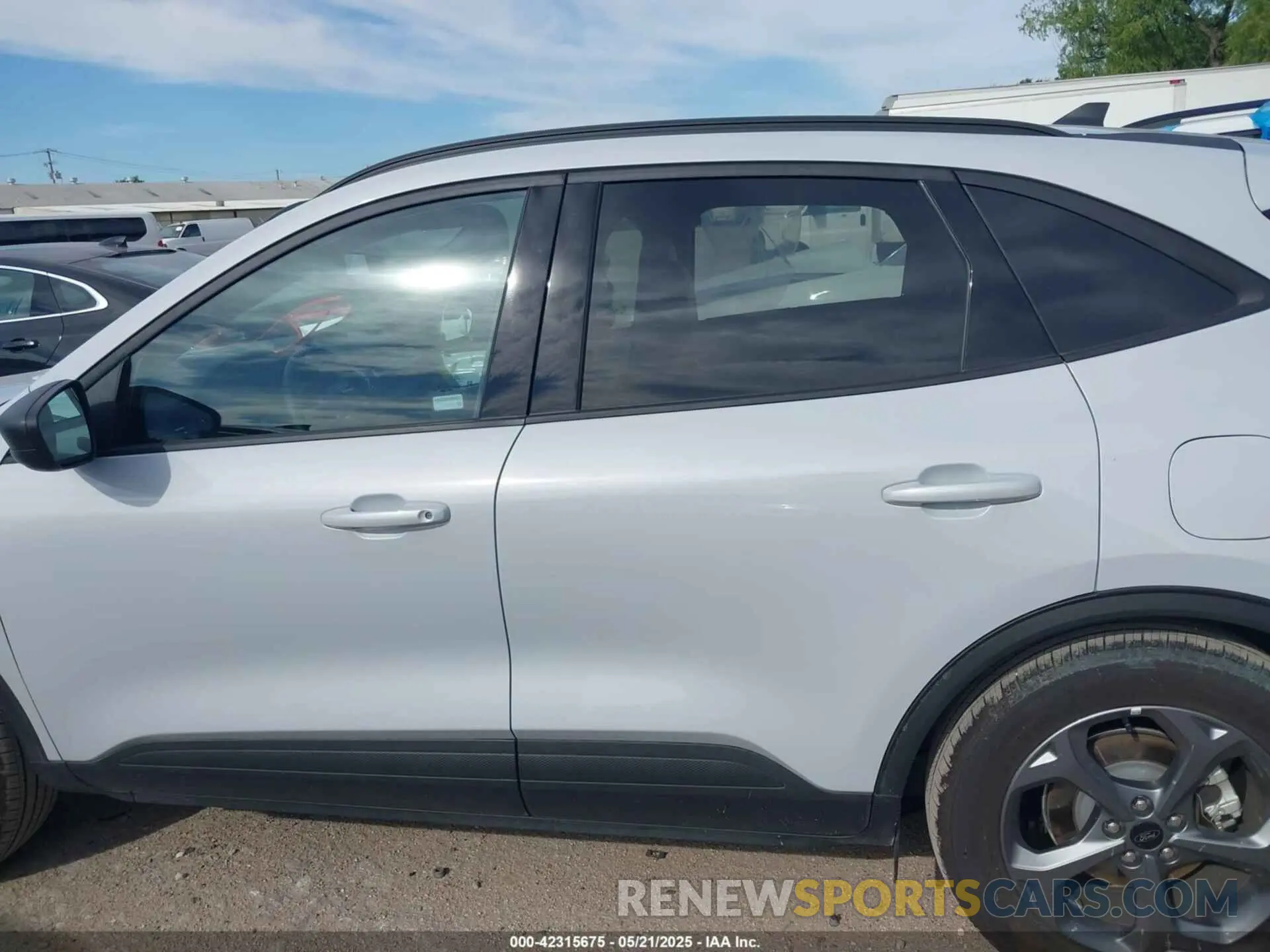 14 Photograph of a damaged car 1FMCU0MN6SUA57026 FORD ESCAPE 2025